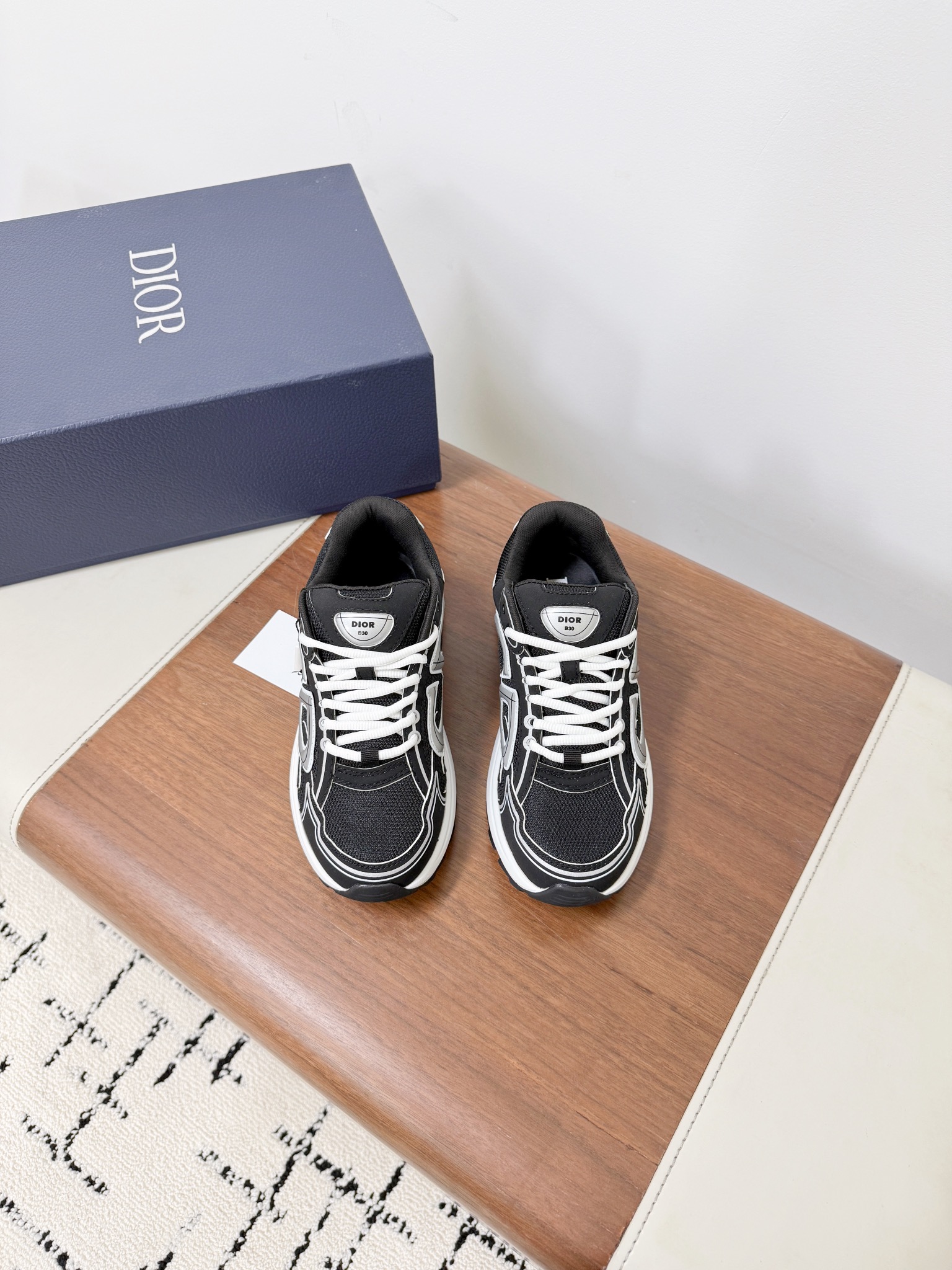 NO:592589,D*OR 25ss spring and summer B30 Countdown low-top sneakers original purchase purchasing agent level  Xiaodi ~ B30 series, men's sports shoes, continue the simple and neat classic design, with both retro and avant-garde style, releasing a free and uninhibited leisurely pace. The overall simple but not simple shape design is highly recognizable, from material selection to workmanship.  Exquisite, it can be said that every detail is perfect, simple and low-key casual sports shoes. The rubber non-slip outsole keeps your feet stable. Simple daily matching, trendy street dressing or dating, it can be easily matched with various styles, it is simply great.  Materials and craftsmanship Original cow leather/mesh fabric/technical fabric technology/cowhide lining Reflective CD30 logo on the back and sides D*or B30 logo on the tongue Light textured effect rubber outsole: 36-46 Ultimate value for money, no negotiation., casual shoes/sports shoes, sneakers,cowhide19860909D*OR 25ss 春夏B30 Countdown低帮运动鞋 原版购入代购级别 小迪～B30系列,男款运动鞋,延续简约利落的经典设计,兼具复古感和前卫格调,步履间释放自由且不羁的悠然自得.整体简约而不简单的造型设计,辨识度高,不管是从选材到做工的精致,可谓是每一个细节都堪称完美,简单又低调的休闲运动鞋.橡胶防滑大底,让你上脚稳稳的.简约的日常搭配,街头的潮流装扮或者是约会,多种风格都可以轻松匹配,简直太棒了. 材料与工艺 原版牛皮革/网眼织物/科技面料 科技／牛皮里料 后侧和侧面饰以反光CD30 标志 鞋舌饰以 D*or B30 标志 轻盈纹理效果橡胶外底 : 36-46 极致性价比,不议价.,休闲鞋/运动鞋,sneakers,cowhide,Women's Shoes