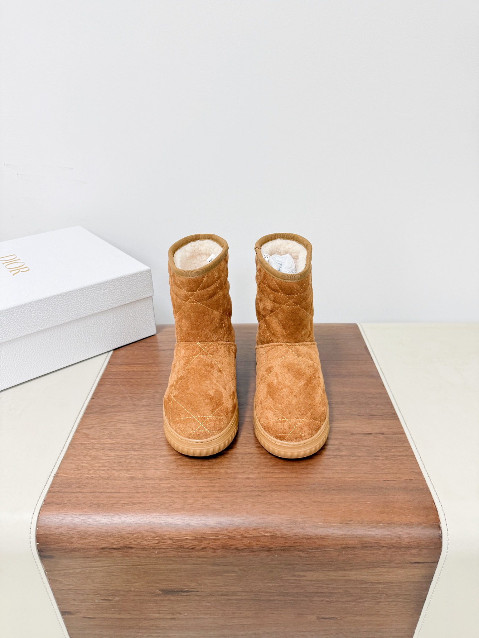 NO:592585,Dio* Alps25 Frost ankle boots in dark gray and black quilted-effect nylon Obli The Dio* Frost ankle boots from the exclusive Dio* Alps collection reinterpret the snow boot style with a couture twist. Oblique printed upper in dark gray and black quilted-effect nylon, complemented by a white lambskin fur integrated interior, with stretch design for an ideal fit. Tonal leather tab at the rear, accented with gold accents Christian Dio* Paris  Logo, light rubber decorated with logo, more refined. Can be matched with other Dio* Alps items to create a matching look. Technical fabric material Wool lining: 35 to 40 (41 is custom-made and non-returnable) The ultimate cost-effectiveness, no bargaining., snow boots, dior, loro piana, boots, sheepskin19860909Dio* Alps25 Frost及踝靴深灰色和黑色绗缝效果锦纶Obli 这款 Dio* Frost 及踝靴来自 Dio* Alps 限定系列,融入高订风格,重新诠释雪地靴款式.深灰色和黑色绗缝效果锦纶 Oblique 印花鞋面,与白色羊皮革皮毛一体效果内部相得益彰,弹力设计可打造理想的贴合度.后侧饰以同色调皮革标签,点缀以金色调 Christian Dio* Paris 标志,轻盈的橡 饰以徽标,更显精致.可与其他 Dio* Alps 单品搭配,打造配套造型. 科技面料材质 羊毛内里 : 35一40（41定做不退换） 极致性价比,不议价.,雪地靴,dior,loro piana,boots,sheepskin,Women's Shoes