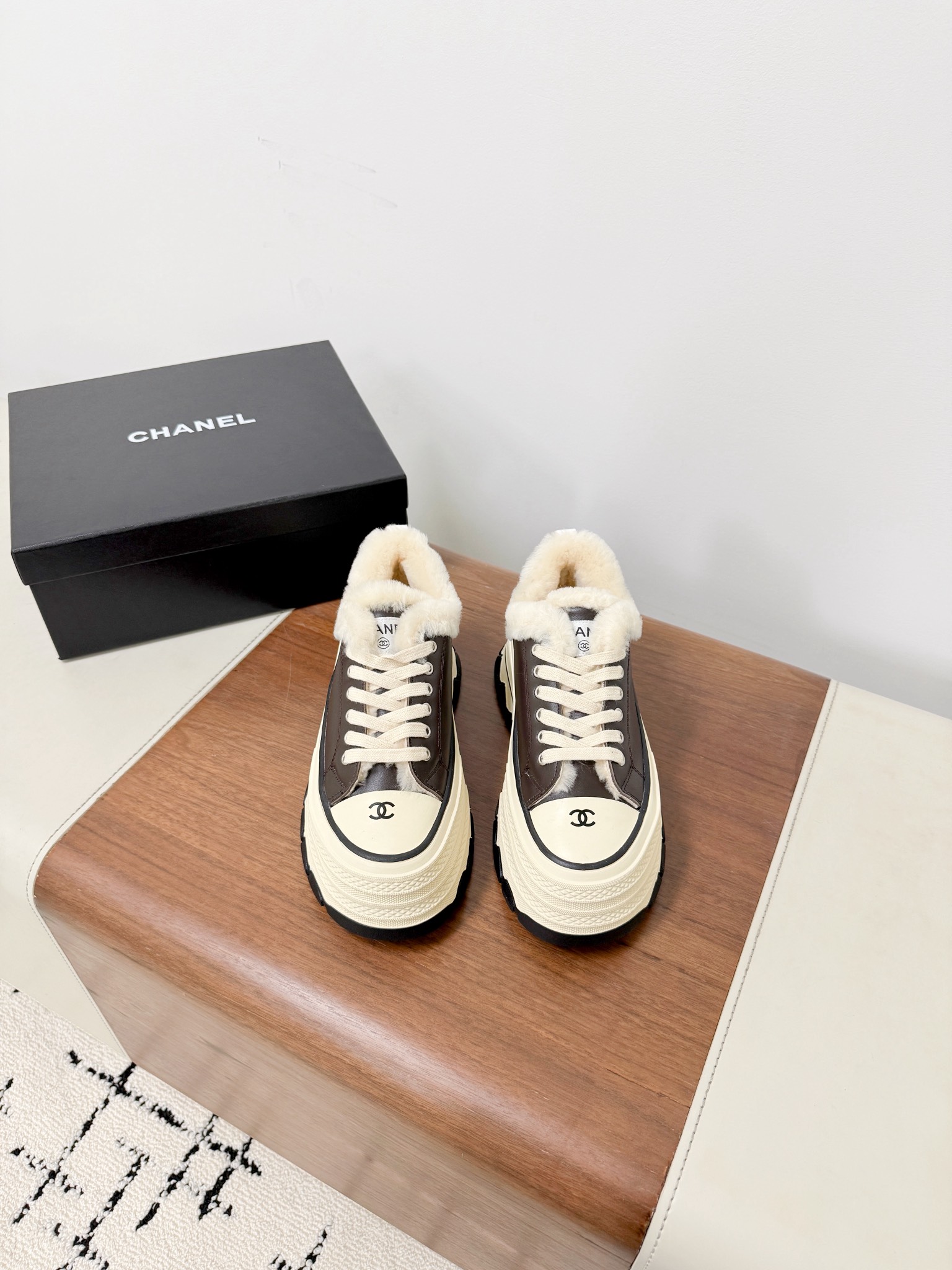 NO:647965,Xiaoxiang thick-soled furry biscuit shoes are a new retro canvas series, presenting a relaxed posture and lightness to start the summer journey. Continuing the iconic deconstructed silhouette of ANN ANDELMAN, the shoe body is presented with simple three-dimensional lines and double A logo. The upper is covered with breathable canvas fabric, and the upper layer is injected with softness to enhance the foot feel. It adopts a thick rubber sole with geometric texture and rubber edging details. The effect of heightening the legs is comparable to leg plastic surgery. It can easily hold the legs in various styles and wear them casually!  The upper material is cowhide and the inner material is all real wool: 35 to 40. Extremely cost-effective, no negotiation. Casual shoes/sports shoes, sneakers, cowhide19860909小香厚底毛毛饼干鞋 全新复古帆布系列,呈递松弛之姿,轻盈于形开启盛夏之旅. 延续ANN ANDELMAN 标志性解构化廓形,鞋身以简约立体线条及双A logo呈现,鞋面覆盖透气帆布面料,注入上层柔软提升脚感,采用廓形橡胶厚底,几何纹理点缀橡胶包边细节.增高拉腿效果堪比腿部整形 巨显腿细腿长各种风格都能轻松hold住 随便搭！ 鞋面材质牛皮 内里材质全真羊毛 : 35一40 极致性价比,不议价.,休闲鞋/运动鞋,sneakers,cowhide,Women's Shoes