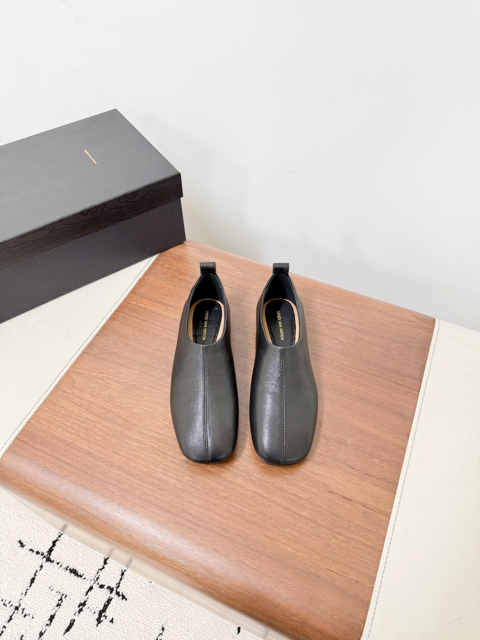 NO:705909,Dries Van Noten 2026ss spring and summer minimalist casual shoes driesvannoten simply continues the brand's minimalist and luxurious design language. The shoe shape is smooth and not picky about the foot shape, taking into account the comfort of daily wear and the high-end sense of matching: 35-40 The ultimate cost-effectiveness, no bargaining., loafers, loafers19860909Dries Van Noten 2026ss春夏 极简 休闲鞋 driesvannoten 简简单单的 延续品牌极简轻奢的设计语言,鞋型流畅不挑脚型,兼顾日常穿着的舒适与搭配的高级感 : 35-40 极致性价比,不议价.,乐福鞋,loafers,Women's Shoes