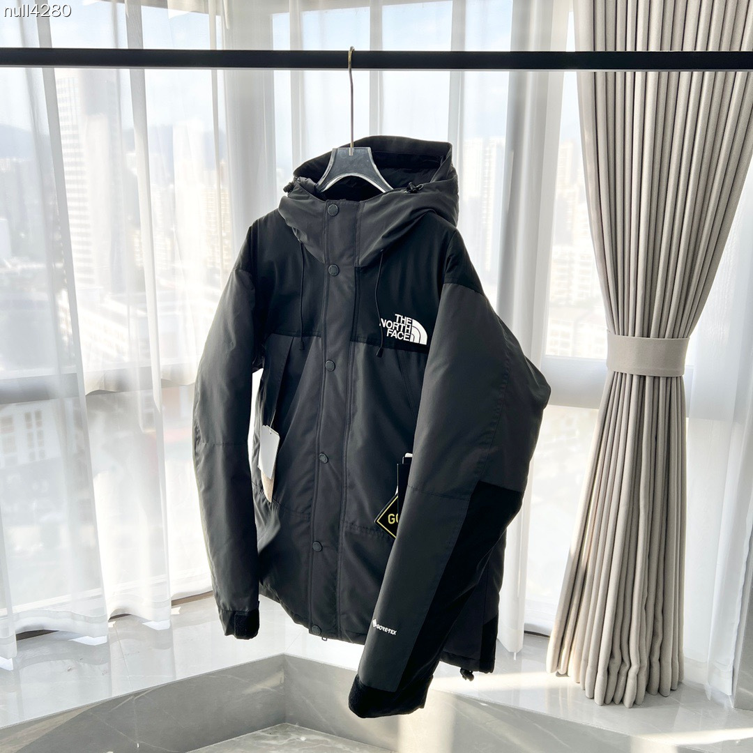 顶级代购)核心优惠 The North Face| 北面1990羽绒服 mountain down jacket羽绒服 配件:北面专用包装1个“注意售后包装不退-10” 产品配色:黑色 灰白色 卡其色 裸粉色 藏青色 土黄色 军绿色 石灰色 产品细节特性: 1、 防水为国际iso标准90(iso4)级别达到荷叶水珠滚动效果! 2、 面料:采用2l双层gore-tex面料,面料表层做超高强度防水,内层覆膜,所以到达三层防水的效果,使成衣具有防水防污透气的出色户外效果. 3、 内里:原厂植绒布,提高贴合度,保暖防寒.区别市面低端版本. 4、刺绣:进口田岛刺绣机还原zp.田岛刺绣工整立体,饱满度立体感以及每个字母的神韵特点,一笔一划工工整整立体效果强烈 5、辅料:全衣原厂ykk拉链,可承受10万次拉力磨损,原厂魔术贴.开模定制五金配件,字体清晰立体 6、颗纽扣方向全部一致,水洗标二维码与zp一致,可扫! 7、采用国标80%白鸭绒 蓬松保暖