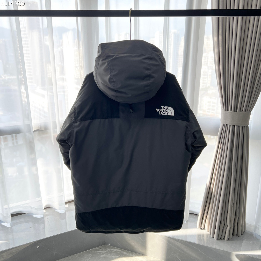 顶级代购)核心优惠 The North Face| 北面1990羽绒服 mountain down jacket羽绒服 配件:北面专用包装1个“注意售后包装不退-10” 产品配色:黑色 灰白色 卡其色 裸粉色 藏青色 土黄色 军绿色 石灰色 产品细节特性: 1、 防水为国际iso标准90(iso4)级别达到荷叶水珠滚动效果! 2、 面料:采用2l双层gore-tex面料,面料表层做超高强度防水,内层覆膜,所以到达三层防水的效果,使成衣具有防水防污透气的出色户外效果. 3、 内里:原厂植绒布,提高贴合度,保暖防寒.区别市面低端版本. 4、刺绣:进口田岛刺绣机还原zp.田岛刺绣工整立体,饱满度立体感以及每个字母的神韵特点,一笔一划工工整整立体效果强烈 5、辅料:全衣原厂ykk拉链,可承受10万次拉力磨损,原厂魔术贴.开模定制五金配件,字体清晰立体 6、颗纽扣方向全部一致,水洗标二维码与zp一致,可扫! 7、采用国标80%白鸭绒 蓬松保暖