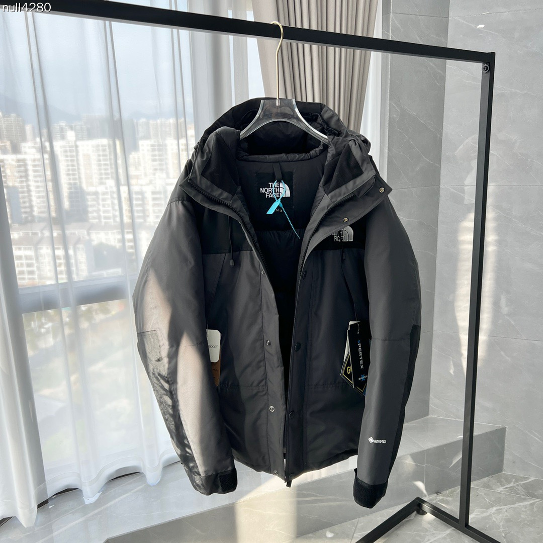 顶级代购)核心优惠 The North Face| 北面1990羽绒服 mountain down jacket羽绒服 配件:北面专用包装1个“注意售后包装不退-10” 产品配色:黑色 灰白色 卡其色 裸粉色 藏青色 土黄色 军绿色 石灰色 产品细节特性: 1、 防水为国际iso标准90(iso4)级别达到荷叶水珠滚动效果! 2、 面料:采用2l双层gore-tex面料,面料表层做超高强度防水,内层覆膜,所以到达三层防水的效果,使成衣具有防水防污透气的出色户外效果. 3、 内里:原厂植绒布,提高贴合度,保暖防寒.区别市面低端版本. 4、刺绣:进口田岛刺绣机还原zp.田岛刺绣工整立体,饱满度立体感以及每个字母的神韵特点,一笔一划工工整整立体效果强烈 5、辅料:全衣原厂ykk拉链,可承受10万次拉力磨损,原厂魔术贴.开模定制五金配件,字体清晰立体 6、颗纽扣方向全部一致,水洗标二维码与zp一致,可扫! 7、采用国标80%白鸭绒 蓬松保暖