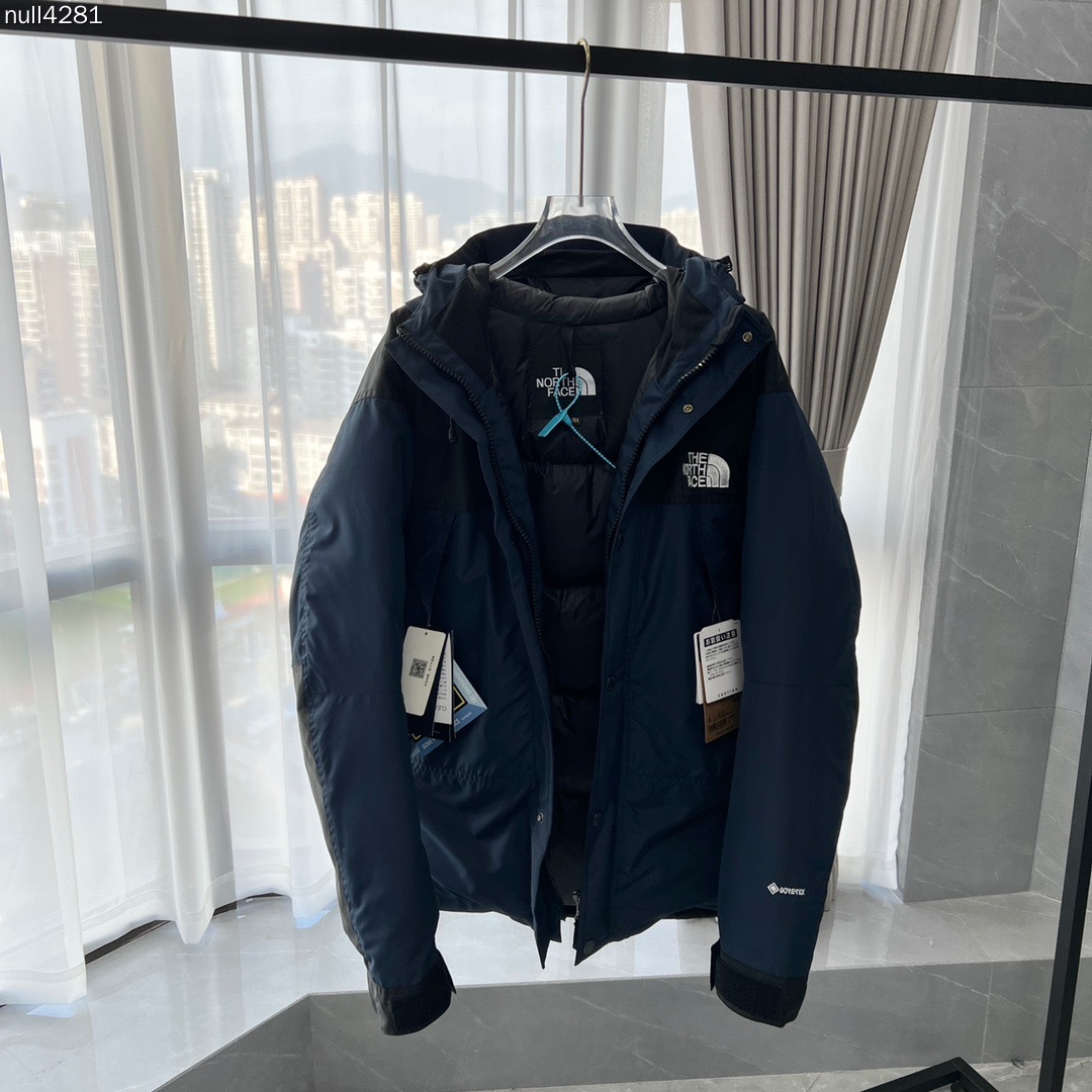 顶级代购核心优惠 The North Face| 北面1990羽绒服 mountain down jacket羽绒服 配件:北面专用包装1个“注意售后包装不退-10” 产品配色:黑色 灰白色 卡其色 裸粉色 藏青色 土黄色 军绿色 石灰色 产品细节特性: 1、 防水为国际iso标准90(iso4)级别达到荷叶水珠滚动效果! 2、 面料:采用2l双层gore-tex面料,面料表层做超高强度防水,内层覆膜,所以到达三层防水的效果,使成衣具有防水防污透气的出色户外效果. 3、 内里:原厂植绒布,提高贴合度,保暖防寒.区别市面低端版本. 4、刺绣:进口田岛刺绣机还原zp.田岛刺绣工整立体,饱满度立体感以及每个字母的神韵特点,一笔一划工工整整立体效果强烈 5、辅料:全衣原厂ykk拉链,可承受10万次拉力磨损,原厂魔术贴.开模定制五金配件,字体清晰立体 6、颗纽扣方向全部一致,水洗标二维码与zp一致,可扫! 7、采用国标80%白鸭绒 蓬松保暖