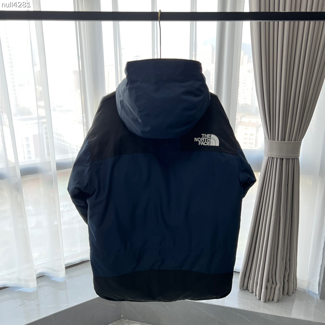 顶级代购核心优惠 The North Face| 北面1990羽绒服 mountain down jacket羽绒服 配件:北面专用包装1个“注意售后包装不退-10” 产品配色:黑色 灰白色 卡其色 裸粉色 藏青色 土黄色 军绿色 石灰色 产品细节特性: 1、 防水为国际iso标准90(iso4)级别达到荷叶水珠滚动效果! 2、 面料:采用2l双层gore-tex面料,面料表层做超高强度防水,内层覆膜,所以到达三层防水的效果,使成衣具有防水防污透气的出色户外效果. 3、 内里:原厂植绒布,提高贴合度,保暖防寒.区别市面低端版本. 4、刺绣:进口田岛刺绣机还原zp.田岛刺绣工整立体,饱满度立体感以及每个字母的神韵特点,一笔一划工工整整立体效果强烈 5、辅料:全衣原厂ykk拉链,可承受10万次拉力磨损,原厂魔术贴.开模定制五金配件,字体清晰立体 6、颗纽扣方向全部一致,水洗标二维码与zp一致,可扫! 7、采用国标80%白鸭绒 蓬松保暖