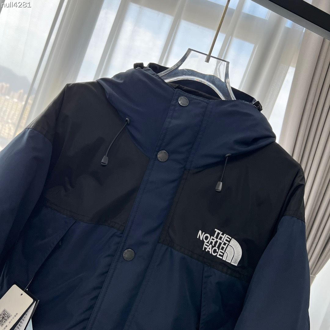 顶级代购核心优惠 The North Face| 北面1990羽绒服 mountain down jacket羽绒服 配件:北面专用包装1个“注意售后包装不退-10” 产品配色:黑色 灰白色 卡其色 裸粉色 藏青色 土黄色 军绿色 石灰色 产品细节特性: 1、 防水为国际iso标准90(iso4)级别达到荷叶水珠滚动效果! 2、 面料:采用2l双层gore-tex面料,面料表层做超高强度防水,内层覆膜,所以到达三层防水的效果,使成衣具有防水防污透气的出色户外效果. 3、 内里:原厂植绒布,提高贴合度,保暖防寒.区别市面低端版本. 4、刺绣:进口田岛刺绣机还原zp.田岛刺绣工整立体,饱满度立体感以及每个字母的神韵特点,一笔一划工工整整立体效果强烈 5、辅料:全衣原厂ykk拉链,可承受10万次拉力磨损,原厂魔术贴.开模定制五金配件,字体清晰立体 6、颗纽扣方向全部一致,水洗标二维码与zp一致,可扫! 7、采用国标80%白鸭绒 蓬松保暖