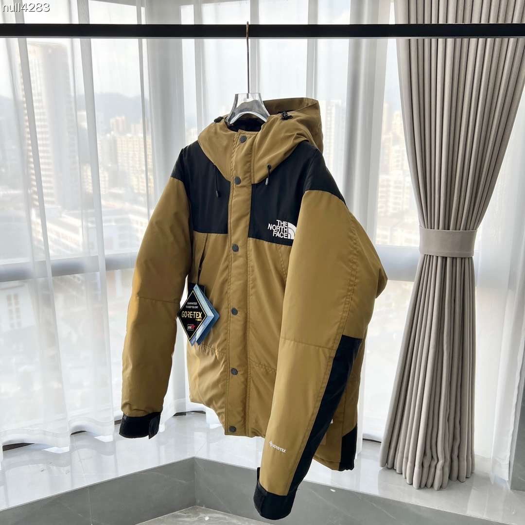 顶级代购核心优惠 The North Face| 北面1990羽绒服 mountain down jacket羽绒服 配件:北面专用包装1个“注意售后包装不退-10” 产品配色:黑色 灰白色 卡其色 裸粉色 藏青色 土黄色 军绿色 石灰色 产品细节特性: 1、 防水为国际iso标准90(iso4)级别达到荷叶水珠滚动效果! 2、 面料:采用2l双层gore-tex面料,面料表层做超高强度防水,内层覆膜,所以到达三层防水的效果,使成衣具有防水防污透气的出色户外效果. 3、 内里:原厂植绒布,提高贴合度,保暖防寒.区别市面低端版本. 4、刺绣:进口田岛刺绣机还原zp.田岛刺绣工整立体,饱满度立体感以及每个字母的神韵特点,一笔一划工工整整立体效果强烈 5、辅料:全衣原厂ykk拉链,可承受10万次拉力磨损,原厂魔术贴.开模定制五金配件,字体清晰立体 6、颗纽扣方向全部一致,水洗标二维码与zp一致,可扫! 7、采用国标80%白鸭绒 蓬松保暖
