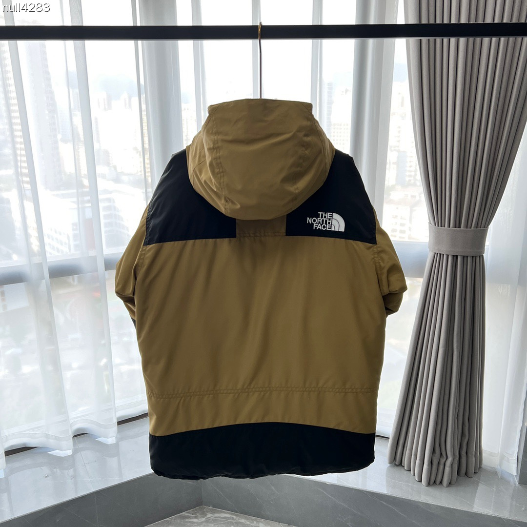 顶级代购核心优惠 The North Face| 北面1990羽绒服 mountain down jacket羽绒服 配件:北面专用包装1个“注意售后包装不退-10” 产品配色:黑色 灰白色 卡其色 裸粉色 藏青色 土黄色 军绿色 石灰色 产品细节特性: 1、 防水为国际iso标准90(iso4)级别达到荷叶水珠滚动效果! 2、 面料:采用2l双层gore-tex面料,面料表层做超高强度防水,内层覆膜,所以到达三层防水的效果,使成衣具有防水防污透气的出色户外效果. 3、 内里:原厂植绒布,提高贴合度,保暖防寒.区别市面低端版本. 4、刺绣:进口田岛刺绣机还原zp.田岛刺绣工整立体,饱满度立体感以及每个字母的神韵特点,一笔一划工工整整立体效果强烈 5、辅料:全衣原厂ykk拉链,可承受10万次拉力磨损,原厂魔术贴.开模定制五金配件,字体清晰立体 6、颗纽扣方向全部一致,水洗标二维码与zp一致,可扫! 7、采用国标80%白鸭绒 蓬松保暖