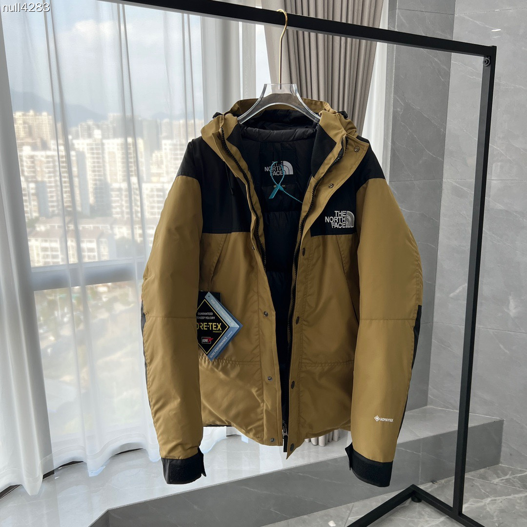 顶级代购核心优惠 The North Face| 北面1990羽绒服 mountain down jacket羽绒服 配件:北面专用包装1个“注意售后包装不退-10” 产品配色:黑色 灰白色 卡其色 裸粉色 藏青色 土黄色 军绿色 石灰色 产品细节特性: 1、 防水为国际iso标准90(iso4)级别达到荷叶水珠滚动效果! 2、 面料:采用2l双层gore-tex面料,面料表层做超高强度防水,内层覆膜,所以到达三层防水的效果,使成衣具有防水防污透气的出色户外效果. 3、 内里:原厂植绒布,提高贴合度,保暖防寒.区别市面低端版本. 4、刺绣:进口田岛刺绣机还原zp.田岛刺绣工整立体,饱满度立体感以及每个字母的神韵特点,一笔一划工工整整立体效果强烈 5、辅料:全衣原厂ykk拉链,可承受10万次拉力磨损,原厂魔术贴.开模定制五金配件,字体清晰立体 6、颗纽扣方向全部一致,水洗标二维码与zp一致,可扫! 7、采用国标80%白鸭绒 蓬松保暖