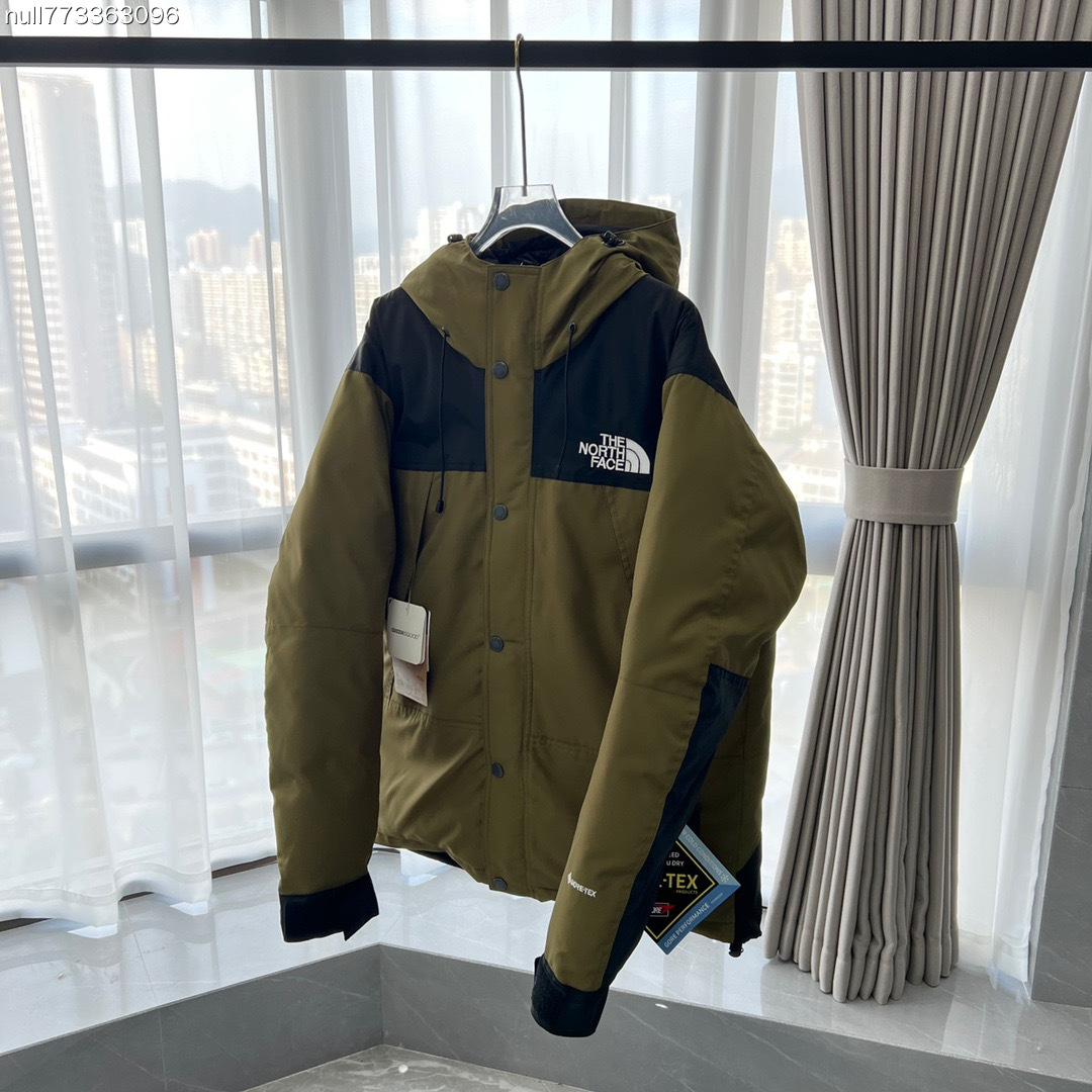 顶级代购核心优惠 The North Face| 北面1990羽绒服 mountain down jacket羽绒服 配件:北面专用包装1个“注意售后包装不退-10” 产品配色:黑色 灰白色 卡其色 裸粉色 藏青色 土黄色 军绿色 石灰色 产品细节特性: 1、 防水为国际iso标准90(iso4)级别达到荷叶水珠滚动效果! 2、 面料:采用2l双层gore-tex面料,面料表层做超高强度防水,内层覆膜,所以到达三层防水的效果,使成衣具有防水防污透气的出色户外效果. 3、 内里:原厂植绒布,提高贴合度,保暖防寒.区别市面低端版本. 4、刺绣:进口田岛刺绣机还原zp.田岛刺绣工整立体,饱满度立体感以及每个字母的神韵特点,一笔一划工工整整立体效果强烈 5、辅料:全衣原厂ykk拉链,可承受10万次拉力磨损,原厂魔术贴.开模定制五金配件,字体清晰立体 6、颗纽扣方向全部一致,水洗标二维码与zp一致,可扫! 7、采用国标80%白鸭绒 蓬松保暖