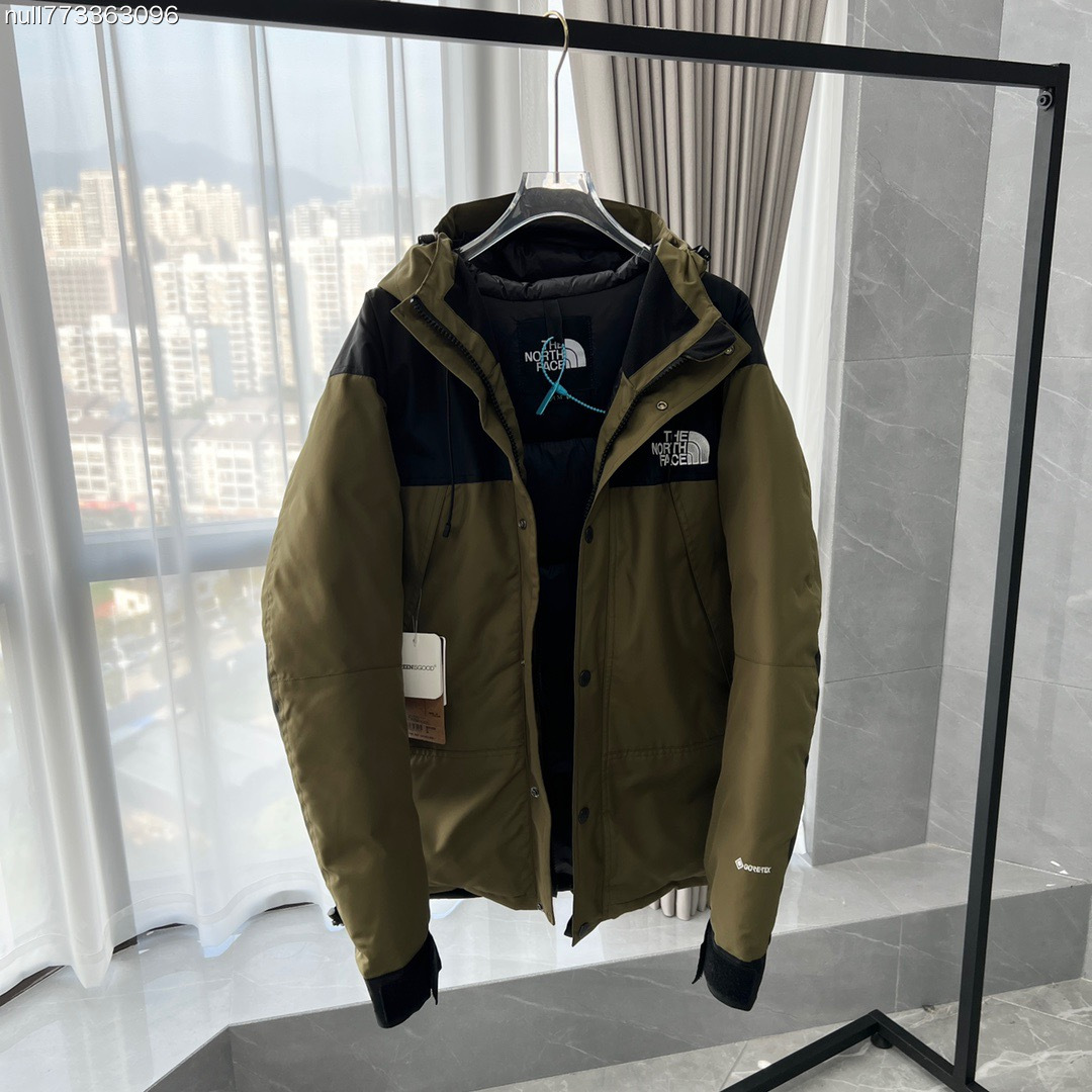 顶级代购核心优惠 The North Face| 北面1990羽绒服 mountain down jacket羽绒服 配件:北面专用包装1个“注意售后包装不退-10” 产品配色:黑色 灰白色 卡其色 裸粉色 藏青色 土黄色 军绿色 石灰色 产品细节特性: 1、 防水为国际iso标准90(iso4)级别达到荷叶水珠滚动效果! 2、 面料:采用2l双层gore-tex面料,面料表层做超高强度防水,内层覆膜,所以到达三层防水的效果,使成衣具有防水防污透气的出色户外效果. 3、 内里:原厂植绒布,提高贴合度,保暖防寒.区别市面低端版本. 4、刺绣:进口田岛刺绣机还原zp.田岛刺绣工整立体,饱满度立体感以及每个字母的神韵特点,一笔一划工工整整立体效果强烈 5、辅料:全衣原厂ykk拉链,可承受10万次拉力磨损,原厂魔术贴.开模定制五金配件,字体清晰立体 6、颗纽扣方向全部一致,水洗标二维码与zp一致,可扫! 7、采用国标80%白鸭绒 蓬松保暖