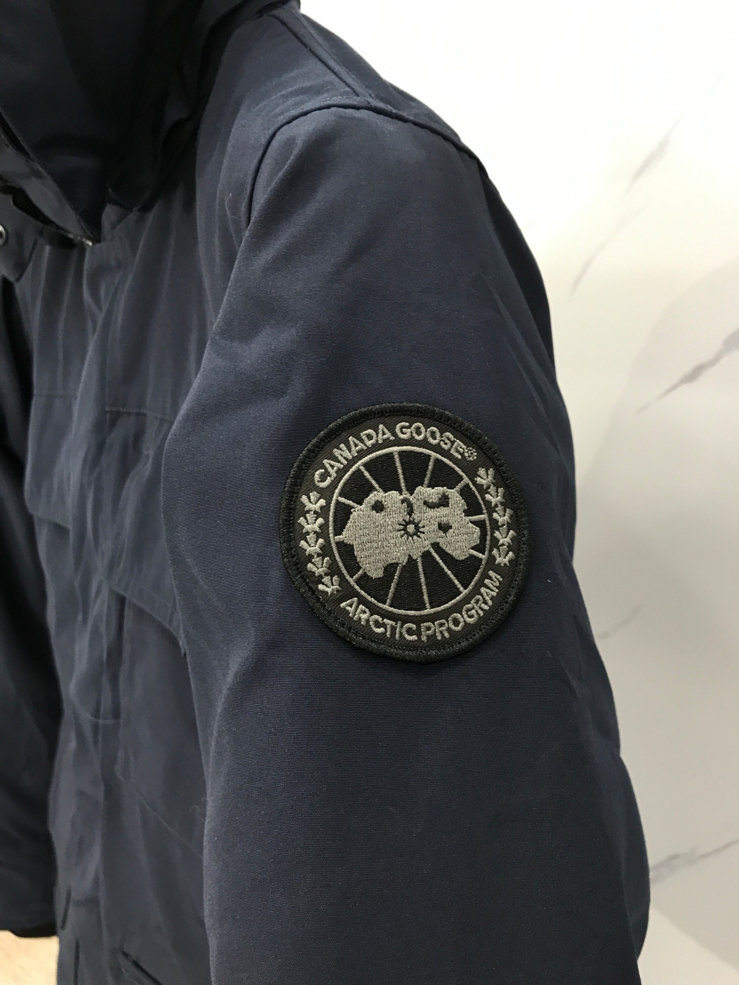 P480



canada goose26款深蓝男女款
工厂直供:供应全球代购.微商.实体.天猫.高端档口以及工作室合作，可免费代发！
maitland派克大衣26款马云同款，新款短款无毛领，南北极科考队等都选择作为御寒装，羽绒服界的劳斯莱斯。
➖ 行业领先防伪芯片感应。
➖ 进口百灵达绣花机定制绣花标，最高级别超行业领先。
➖ 进口韩国21支涤棉混纺原厂面料，tc85防水涂层面料，放水防风且耐磨。
➖ 新国标80白鸭绒平均充绒520克.充绒量行业级领先。
➖ 100%尼龙lon里布双重双层封禁设计，防止跑绒，袖口无缝螺纹设计！
➖ 加拿大西部青狼毛领。
➖ 吉田ykk客供原厂定制电镀拉头，ykk双向可锁定拉链，紧实顺滑不掉漆。
➖ 3m复合魔术贴经久耐用，辅料五金全部拆版定做。
注:我们文案只有简单明了，与其想看吹嘘文案不如拿样对比了解。
只为最纯粹的，最专注·最专业·最高品质·最高性！
size:s-xxl【附尺码表】