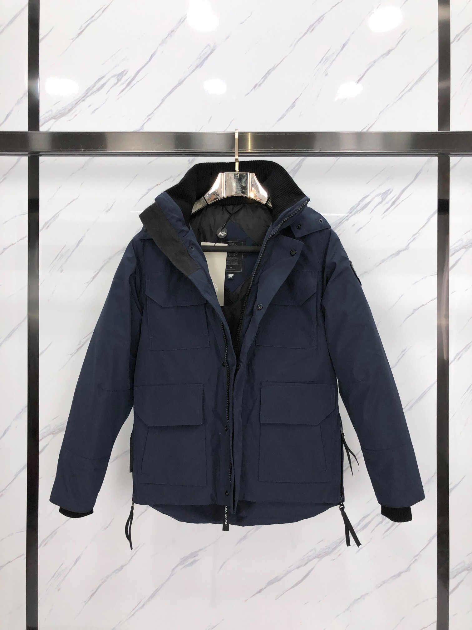 P480



canada goose26款深蓝男女款
工厂直供:供应全球代购.微商.实体.天猫.高端档口以及工作室合作，可免费代发！
maitland派克大衣26款马云同款，新款短款无毛领，南北极科考队等都选择作为御寒装，羽绒服界的劳斯莱斯。
➖ 行业领先防伪芯片感应。
➖ 进口百灵达绣花机定制绣花标，最高级别超行业领先。
➖ 进口韩国21支涤棉混纺原厂面料，tc85防水涂层面料，放水防风且耐磨。
➖ 新国标80白鸭绒平均充绒520克.充绒量行业级领先。
➖ 100%尼龙lon里布双重双层封禁设计，防止跑绒，袖口无缝螺纹设计！
➖ 加拿大西部青狼毛领。
➖ 吉田ykk客供原厂定制电镀拉头，ykk双向可锁定拉链，紧实顺滑不掉漆。
➖ 3m复合魔术贴经久耐用，辅料五金全部拆版定做。
注:我们文案只有简单明了，与其想看吹嘘文案不如拿样对比了解。
只为最纯粹的，最专注·最专业·最高品质·最高性！
size:s-xxl【附尺码表】