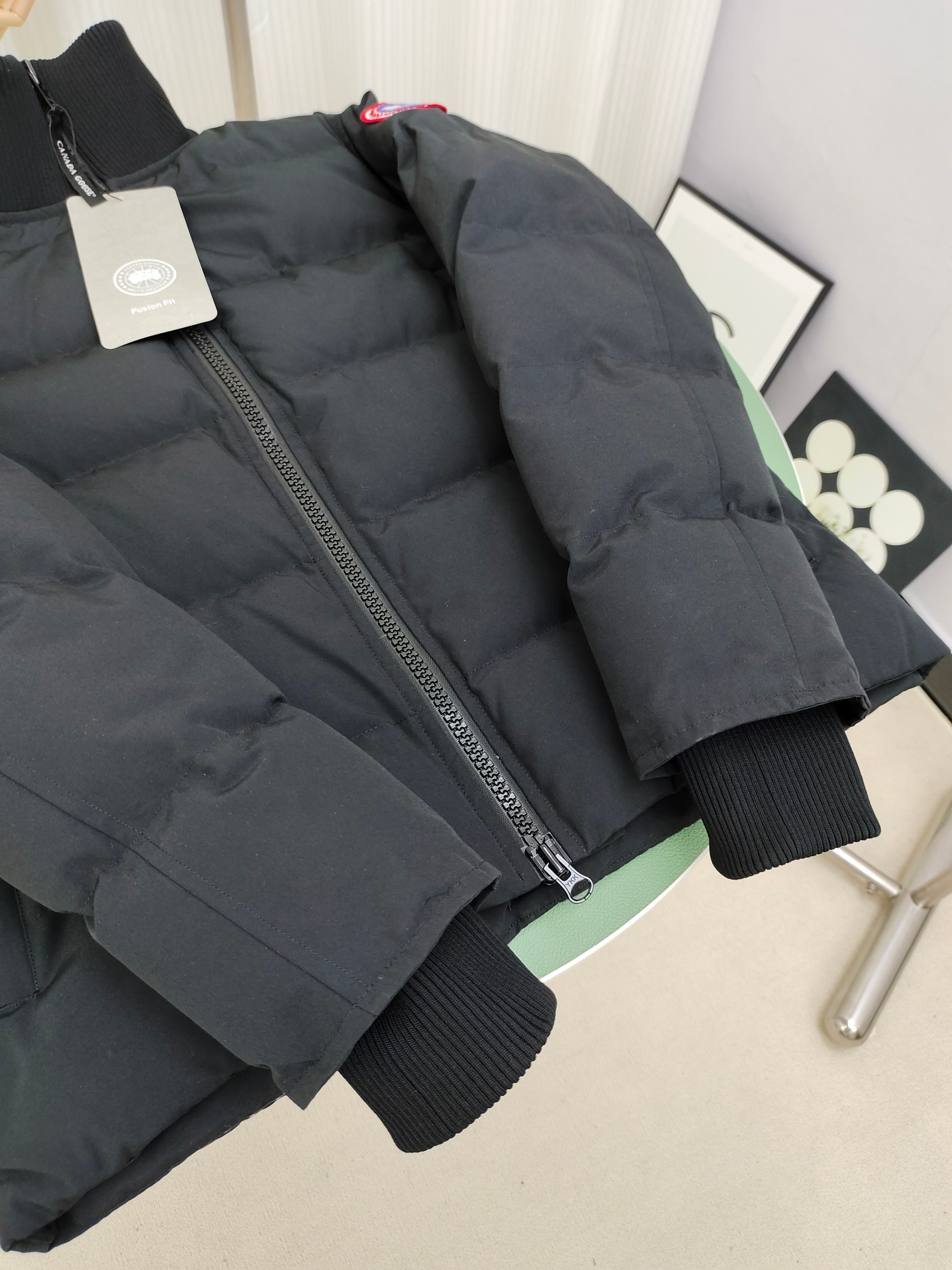 艾宝品质💰(320)顶级
Ganand Goose24男士新短款。近几年来INS最热门的秋冬单品。越来越多的人开始选择羽绒服。毛领：狼毛！
超3D技术防水面料处理，完美抗风，耐冷，超温！内置毛绒蓄热保暖，升温快快速暖身！个性化设计，工艺精湛，手感光滑，皮肤舒适。双层防风袖口，防风防冻！口袋设计美观实用，
羽绒服是近两年来世界上最热门的保暖套装，它已经远远超过了王国的羽绒服。同时款式经典永不过时。不要害怕这个寒冷的冬天，你只需要一件羽绒服就通通可以搞定。
货号:42款
黑色:石灰，黑色，石墨灰
尺码：S-3XL