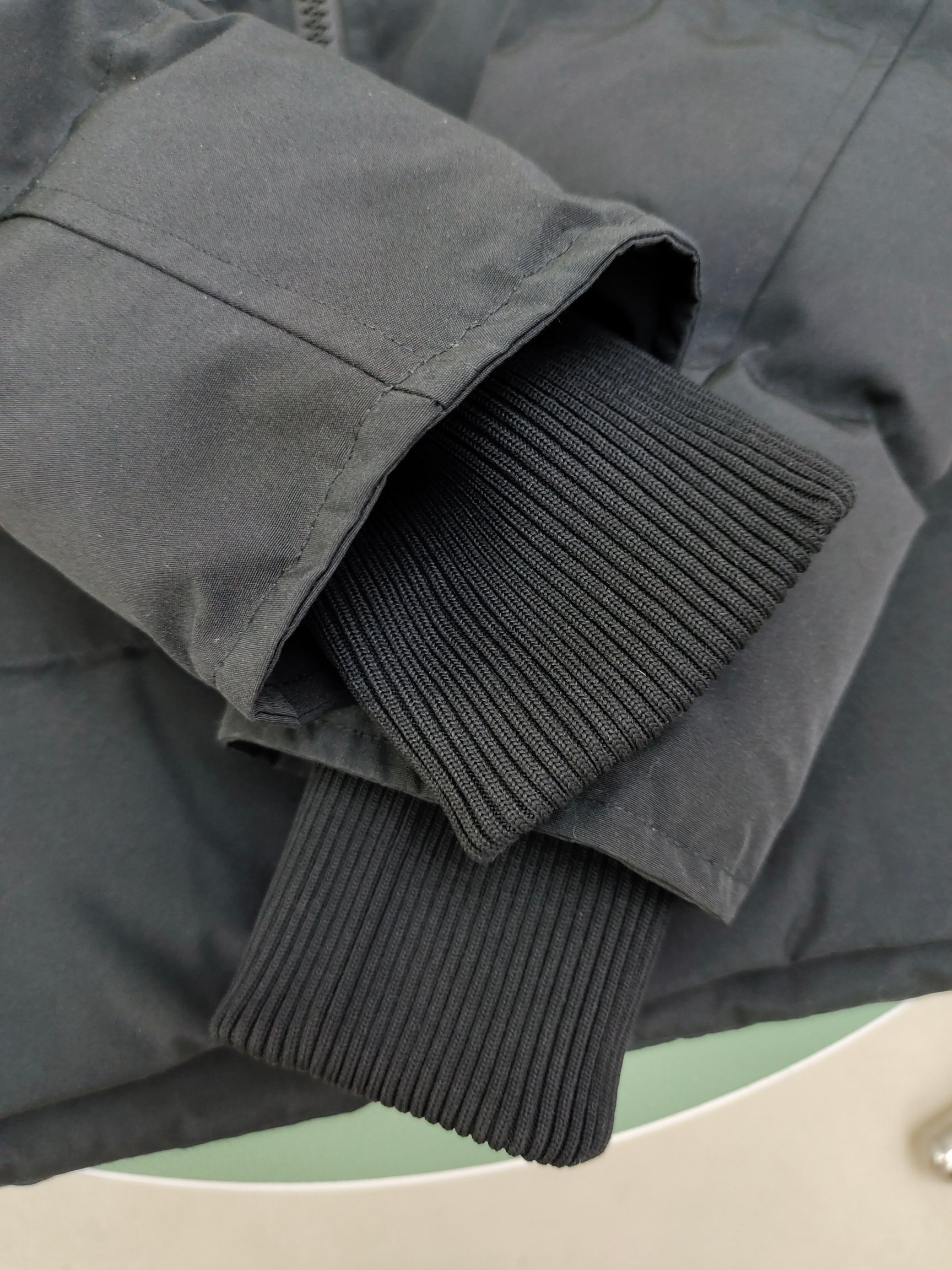 艾宝品质💰(320)顶级
Ganand Goose24男士新短款。近几年来INS最热门的秋冬单品。越来越多的人开始选择羽绒服。毛领：狼毛！
超3D技术防水面料处理，完美抗风，耐冷，超温！内置毛绒蓄热保暖，升温快快速暖身！个性化设计，工艺精湛，手感光滑，皮肤舒适。双层防风袖口，防风防冻！口袋设计美观实用，
羽绒服是近两年来世界上最热门的保暖套装，它已经远远超过了王国的羽绒服。同时款式经典永不过时。不要害怕这个寒冷的冬天，你只需要一件羽绒服就通通可以搞定。
货号:42款
黑色:石灰，黑色，石墨灰
尺码：S-3XL