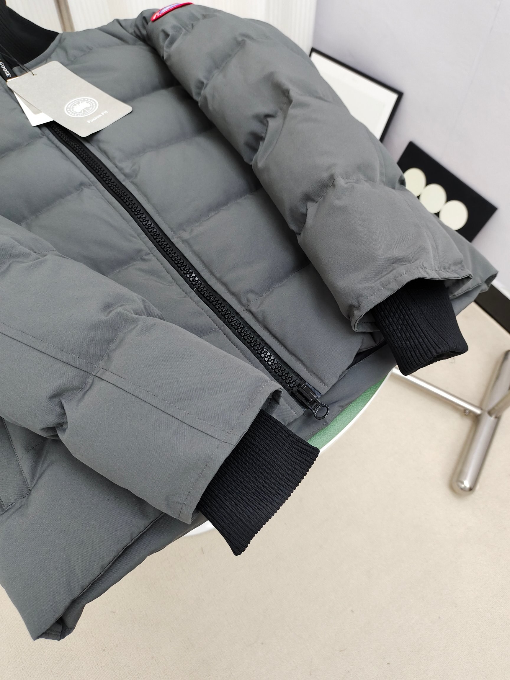 艾宝品质💰(320)顶级
Ganand Goose24男士新短款。近几年来INS最热门的秋冬单品。越来越多的人开始选择羽绒服。毛领：狼毛！
超3D技术防水面料处理，完美抗风，耐冷，超温！内置毛绒蓄热保暖，升温快快速暖身！个性化设计，工艺精湛，手感光滑，皮肤舒适。双层防风袖口，防风防冻！口袋设计美观实用，
羽绒服是近两年来世界上最热门的保暖套装，它已经远远超过了王国的羽绒服。同时款式经典永不过时。不要害怕这个寒冷的冬天，你只需要一件羽绒服就通通可以搞定。
货号:42款
黑色:石灰，黑色，石墨灰
尺码：S-3XL