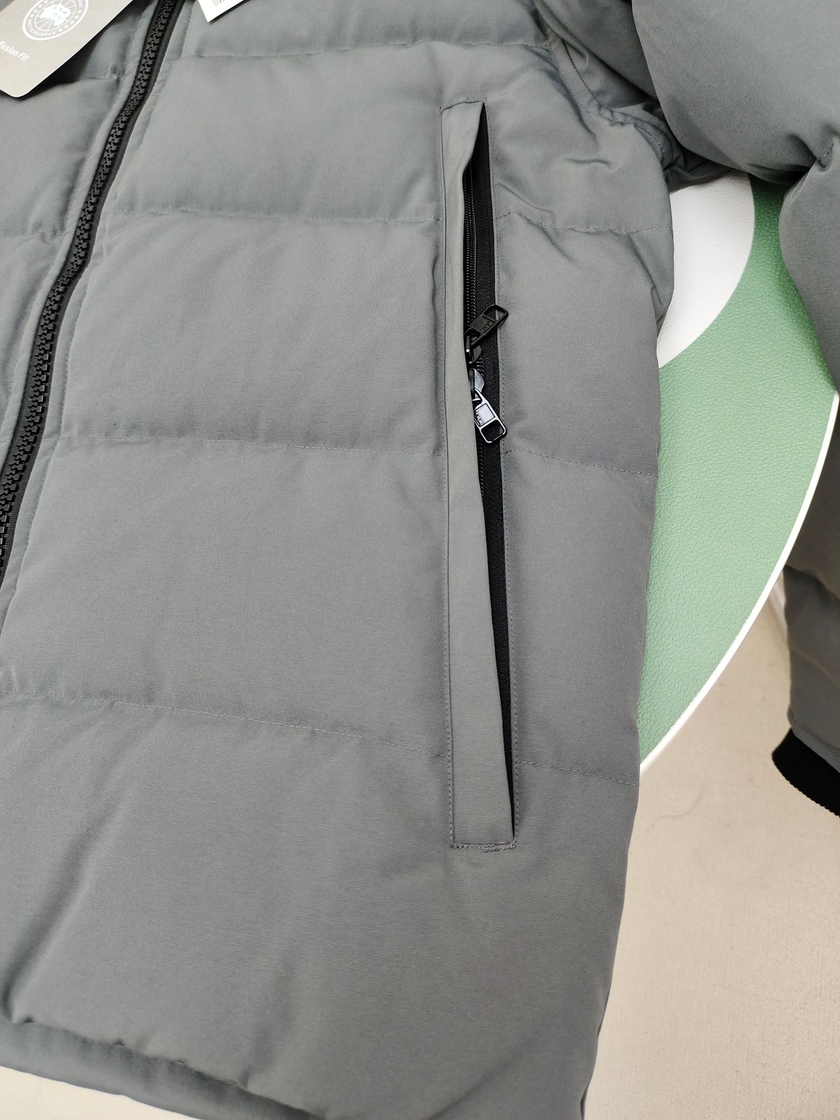 艾宝品质💰(320)顶级
Ganand Goose24男士新短款。近几年来INS最热门的秋冬单品。越来越多的人开始选择羽绒服。毛领：狼毛！
超3D技术防水面料处理，完美抗风，耐冷，超温！内置毛绒蓄热保暖，升温快快速暖身！个性化设计，工艺精湛，手感光滑，皮肤舒适。双层防风袖口，防风防冻！口袋设计美观实用，
羽绒服是近两年来世界上最热门的保暖套装，它已经远远超过了王国的羽绒服。同时款式经典永不过时。不要害怕这个寒冷的冬天，你只需要一件羽绒服就通通可以搞定。
货号:42款
黑色:石灰，黑色，石墨灰
尺码：S-3XL