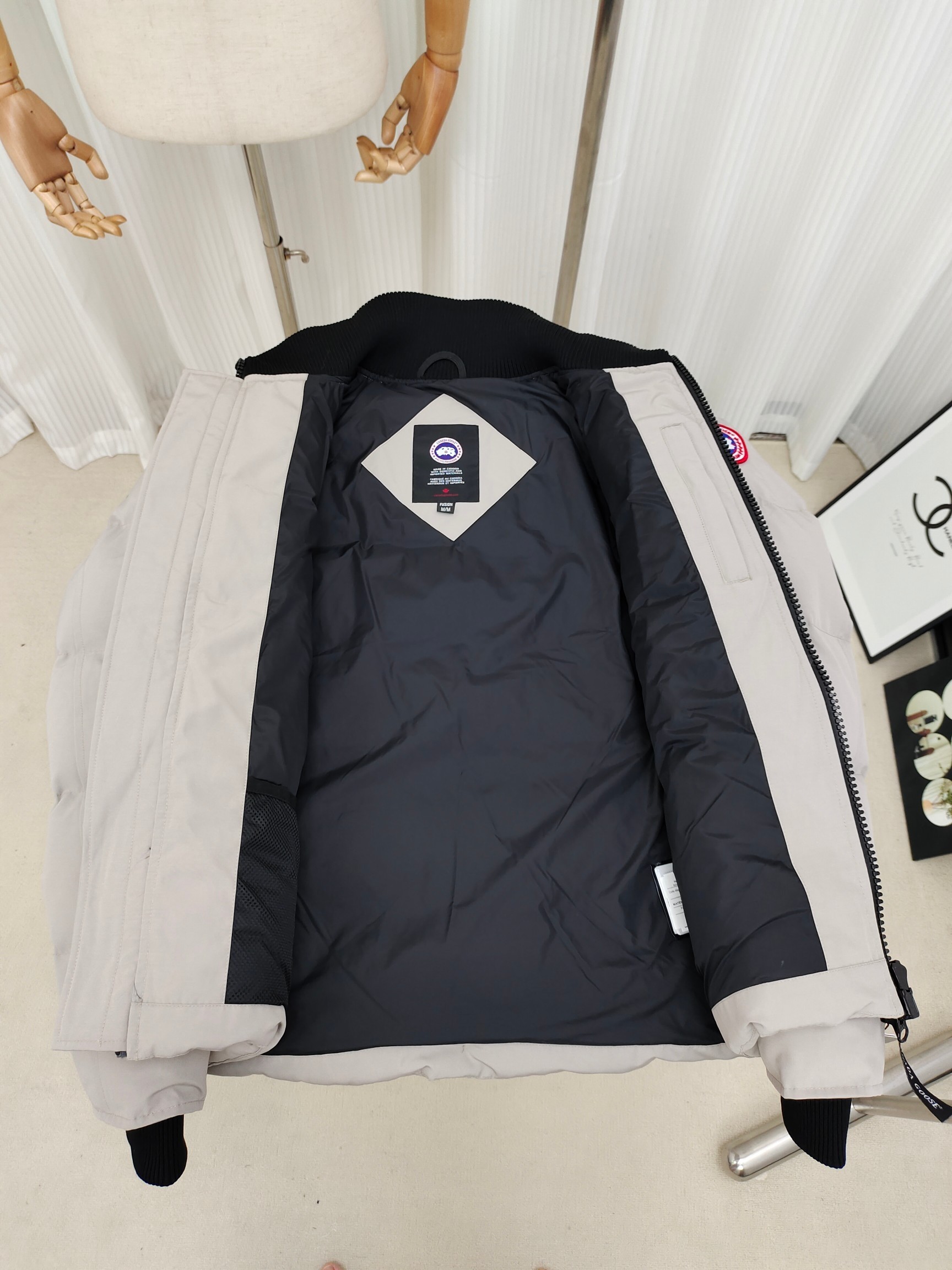 艾宝品质💰(320)顶级
Ganand Goose24男士新短款。近几年来INS最热门的秋冬单品。越来越多的人开始选择羽绒服。毛领：狼毛！
超3D技术防水面料处理，完美抗风，耐冷，超温！内置毛绒蓄热保暖，升温快快速暖身！个性化设计，工艺精湛，手感光滑，皮肤舒适。双层防风袖口，防风防冻！口袋设计美观实用，
羽绒服是近两年来世界上最热门的保暖套装，它已经远远超过了王国的羽绒服。同时款式经典永不过时。不要害怕这个寒冷的冬天，你只需要一件羽绒服就通通可以搞定。
货号:42款
黑色:石灰，黑色，石墨灰
尺码：S-3XL