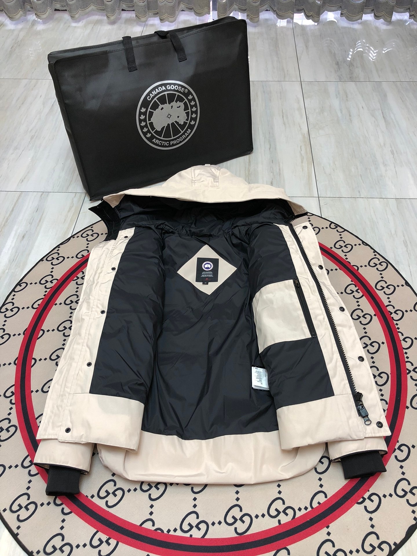 艾宝品质💰(260)顶级
canada goose“”🇨🇦millan派克大衣17款男女同款，短款无毛领，南北极科考队等都选择作为御寒装，羽绒服界的劳斯莱斯。
➖ 行业领先防伪芯片感应。
➖ 进口百灵达绣花机定制绣花标，最高级别超行业领先。
➖ 进口韩国21支涤棉混纺原厂面料，tc85防水涂层面料，放水防风且耐磨。
➖ 新国标80白鸭绒平均充绒520克.充绒量行业级领先。
➖ 100%尼龙lon里布双重双层封禁设计，防止跑绒，袖口无缝螺纹设计！
➖ 加拿大西部青狼毛领。
➖ 吉田ykk客供原厂定制电镀拉头，ykk双向可锁定拉链，紧实顺滑不掉漆。
➖ 3m复合魔术贴经久耐用，辅料五金全部拆版定做。
注:我们文案只有简单明了，与其想看吹嘘文案不如拿样对比了解。
只为最纯粹的，最专注·最专业·最高品质·最高性！