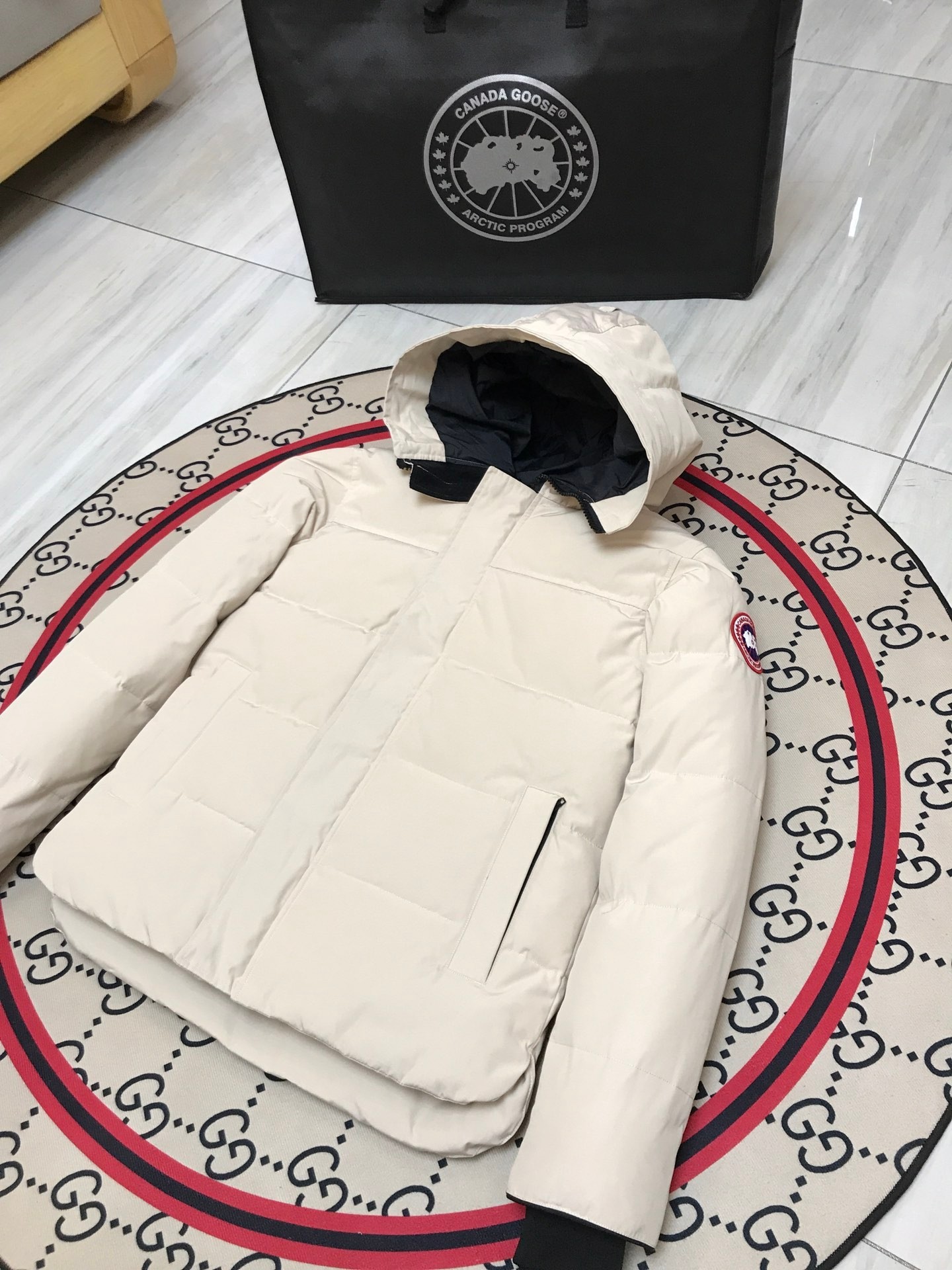 艾宝品质💰(260)顶级
canada goose“”🇨🇦millan派克大衣17款男女同款，短款无毛领，南北极科考队等都选择作为御寒装，羽绒服界的劳斯莱斯。
➖ 行业领先防伪芯片感应。
➖ 进口百灵达绣花机定制绣花标，最高级别超行业领先。
➖ 进口韩国21支涤棉混纺原厂面料，tc85防水涂层面料，放水防风且耐磨。
➖ 新国标80白鸭绒平均充绒520克.充绒量行业级领先。
➖ 100%尼龙lon里布双重双层封禁设计，防止跑绒，袖口无缝螺纹设计！
➖ 加拿大西部青狼毛领。
➖ 吉田ykk客供原厂定制电镀拉头，ykk双向可锁定拉链，紧实顺滑不掉漆。
➖ 3m复合魔术贴经久耐用，辅料五金全部拆版定做。
注:我们文案只有简单明了，与其想看吹嘘文案不如拿样对比了解。
只为最纯粹的，最专注·最专业·最高品质·最高性！