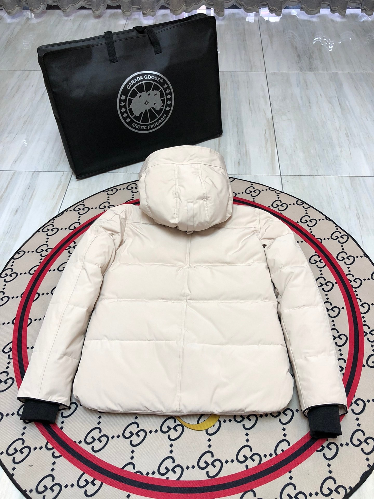 艾宝品质💰(260)顶级
canada goose“”🇨🇦millan派克大衣17款男女同款，短款无毛领，南北极科考队等都选择作为御寒装，羽绒服界的劳斯莱斯。
➖ 行业领先防伪芯片感应。
➖ 进口百灵达绣花机定制绣花标，最高级别超行业领先。
➖ 进口韩国21支涤棉混纺原厂面料，tc85防水涂层面料，放水防风且耐磨。
➖ 新国标80白鸭绒平均充绒520克.充绒量行业级领先。
➖ 100%尼龙lon里布双重双层封禁设计，防止跑绒，袖口无缝螺纹设计！
➖ 加拿大西部青狼毛领。
➖ 吉田ykk客供原厂定制电镀拉头，ykk双向可锁定拉链，紧实顺滑不掉漆。
➖ 3m复合魔术贴经久耐用，辅料五金全部拆版定做。
注:我们文案只有简单明了，与其想看吹嘘文案不如拿样对比了解。
只为最纯粹的，最专注·最专业·最高品质·最高性！