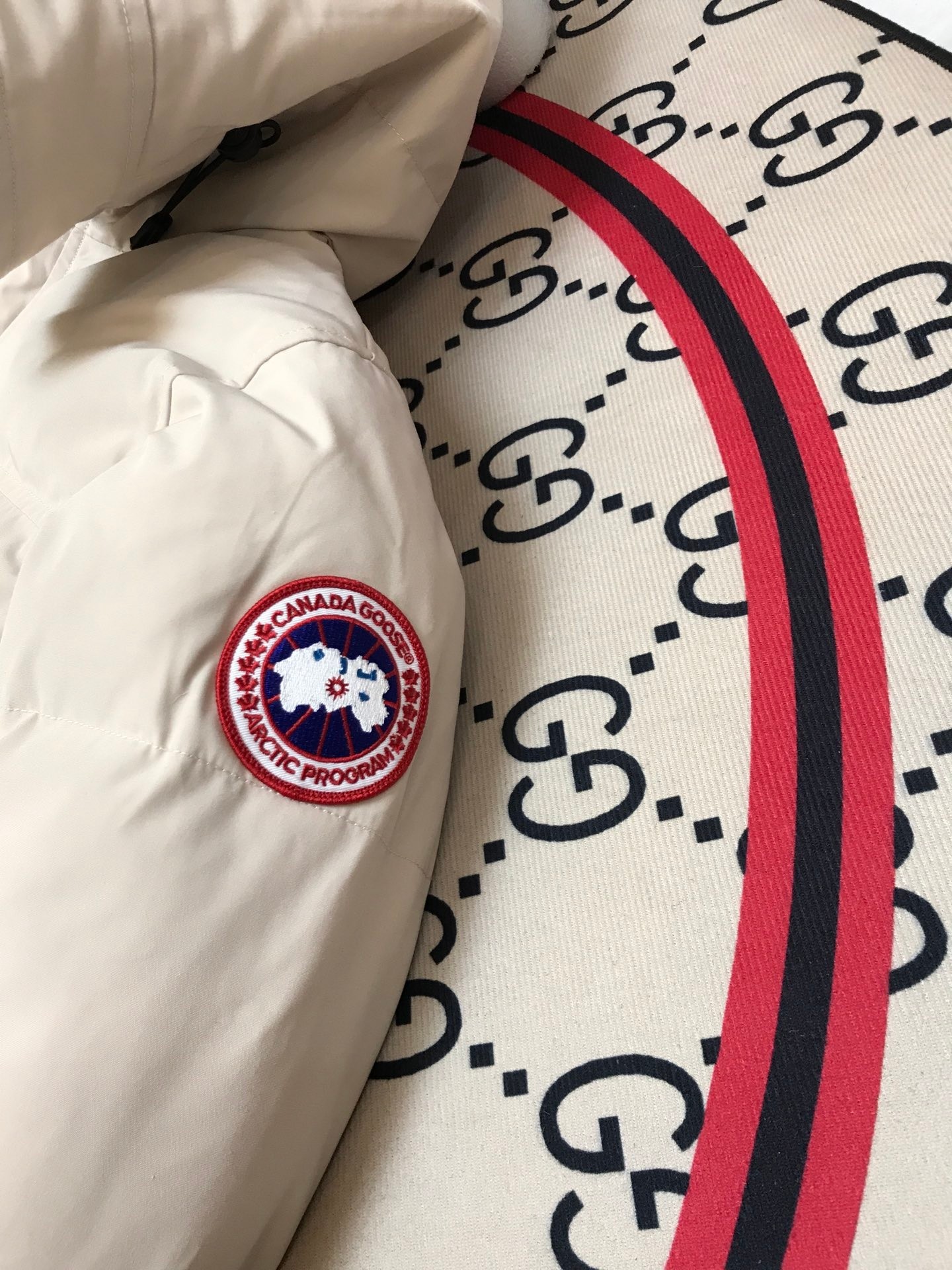 艾宝品质💰(260)顶级
canada goose“”🇨🇦millan派克大衣17款男女同款，短款无毛领，南北极科考队等都选择作为御寒装，羽绒服界的劳斯莱斯。
➖ 行业领先防伪芯片感应。
➖ 进口百灵达绣花机定制绣花标，最高级别超行业领先。
➖ 进口韩国21支涤棉混纺原厂面料，tc85防水涂层面料，放水防风且耐磨。
➖ 新国标80白鸭绒平均充绒520克.充绒量行业级领先。
➖ 100%尼龙lon里布双重双层封禁设计，防止跑绒，袖口无缝螺纹设计！
➖ 加拿大西部青狼毛领。
➖ 吉田ykk客供原厂定制电镀拉头，ykk双向可锁定拉链，紧实顺滑不掉漆。
➖ 3m复合魔术贴经久耐用，辅料五金全部拆版定做。
注:我们文案只有简单明了，与其想看吹嘘文案不如拿样对比了解。
只为最纯粹的，最专注·最专业·最高品质·最高性！