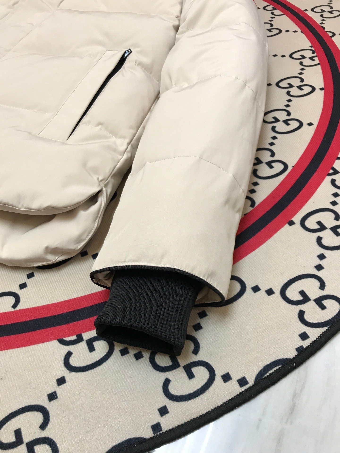 艾宝品质💰(260)顶级
canada goose“”🇨🇦millan派克大衣17款男女同款，短款无毛领，南北极科考队等都选择作为御寒装，羽绒服界的劳斯莱斯。
➖ 行业领先防伪芯片感应。
➖ 进口百灵达绣花机定制绣花标，最高级别超行业领先。
➖ 进口韩国21支涤棉混纺原厂面料，tc85防水涂层面料，放水防风且耐磨。
➖ 新国标80白鸭绒平均充绒520克.充绒量行业级领先。
➖ 100%尼龙lon里布双重双层封禁设计，防止跑绒，袖口无缝螺纹设计！
➖ 加拿大西部青狼毛领。
➖ 吉田ykk客供原厂定制电镀拉头，ykk双向可锁定拉链，紧实顺滑不掉漆。
➖ 3m复合魔术贴经久耐用，辅料五金全部拆版定做。
注:我们文案只有简单明了，与其想看吹嘘文案不如拿样对比了解。
只为最纯粹的，最专注·最专业·最高品质·最高性！