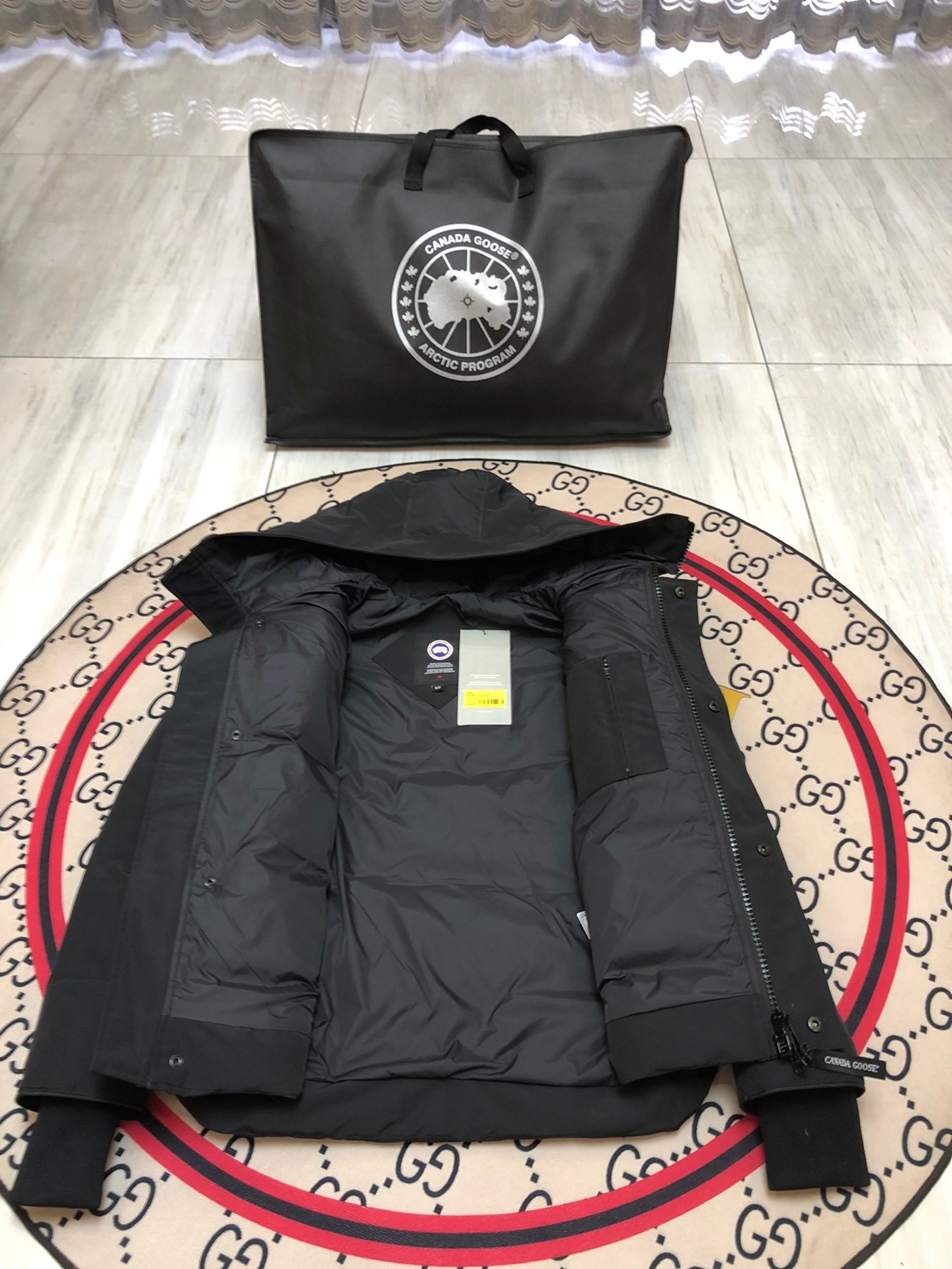 艾宝品质💰(260)顶级
canada goose“”🇨🇦millan派克大衣17款男女同款，短款无毛领，南北极科考队等都选择作为御寒装，羽绒服界的劳斯莱斯。
➖ 行业领先防伪芯片感应。
➖ 进口百灵达绣花机定制绣花标，最高级别超行业领先。
➖ 进口韩国21支涤棉混纺原厂面料，tc85防水涂层面料，放水防风且耐磨。
➖ 新国标80白鸭绒平均充绒520克.充绒量行业级领先。
➖ 100%尼龙lon里布双重双层封禁设计，防止跑绒，袖口无缝螺纹设计！
➖ 加拿大西部青狼毛领。
➖ 吉田ykk客供原厂定制电镀拉头，ykk双向可锁定拉链，紧实顺滑不掉漆。
➖ 3m复合魔术贴经久耐用，辅料五金全部拆版定做。
注:我们文案只有简单明了，与其想看吹嘘文案不如拿样对比了解。
只为最纯粹的，最专注·最专业·最高品质·最高性！