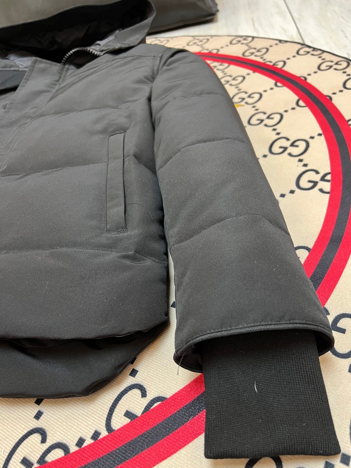 艾宝品质💰(260)顶级
canada goose“”🇨🇦millan派克大衣17款男女同款，短款无毛领，南北极科考队等都选择作为御寒装，羽绒服界的劳斯莱斯。
➖ 行业领先防伪芯片感应。
➖ 进口百灵达绣花机定制绣花标，最高级别超行业领先。
➖ 进口韩国21支涤棉混纺原厂面料，tc85防水涂层面料，放水防风且耐磨。
➖ 新国标80白鸭绒平均充绒520克.充绒量行业级领先。
➖ 100%尼龙lon里布双重双层封禁设计，防止跑绒，袖口无缝螺纹设计！
➖ 加拿大西部青狼毛领。
➖ 吉田ykk客供原厂定制电镀拉头，ykk双向可锁定拉链，紧实顺滑不掉漆。
➖ 3m复合魔术贴经久耐用，辅料五金全部拆版定做。
注:我们文案只有简单明了，与其想看吹嘘文案不如拿样对比了解。
只为最纯粹的，最专注·最专业·最高品质·最高性！