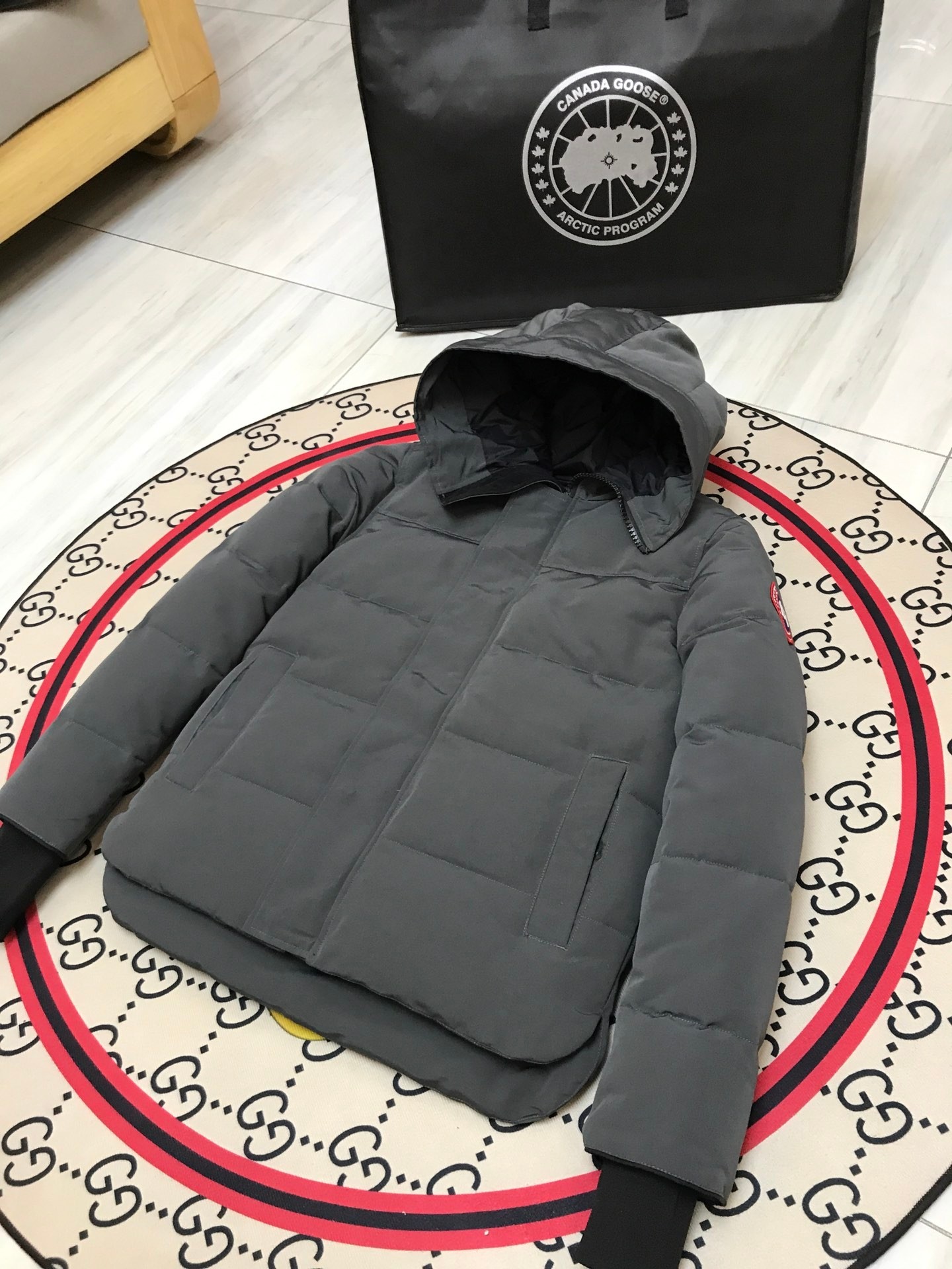 艾宝品质💰(260)顶级
 🇨🇦Canada Goose“”🇨🇦Millan派克大衣17款男女同款，短款无毛领，南北极科考队等都选择作为御寒装，羽绒服界的劳斯莱斯。
➖ 行业领先防伪芯片感应。
➖ 进口百灵达绣花机定制绣花标，最高级别超行业领先。
➖ 进口韩国21支涤棉混纺原厂面料，TC85防水涂层面料，放水防风且耐磨。
➖ 新国标80白鸭绒平均充绒520克.充绒量行业级领先。
➖ 100%尼龙lon里布双重双层封禁设计，防止跑绒，袖口无缝螺纹设计！
➖ 加拿大西部青狼毛领。
➖ 吉田YKK客供原厂定制电镀拉头，YKK双向可锁定拉链，紧实顺滑不掉漆。
➖ 3M复合魔术贴经久耐用，辅料五金全部拆版定做。
注:我们文案只有简单明了，与其想看吹嘘文案不如拿样对比了解。
只为最纯粹的，最专注·最专业·最高品质·最高性！