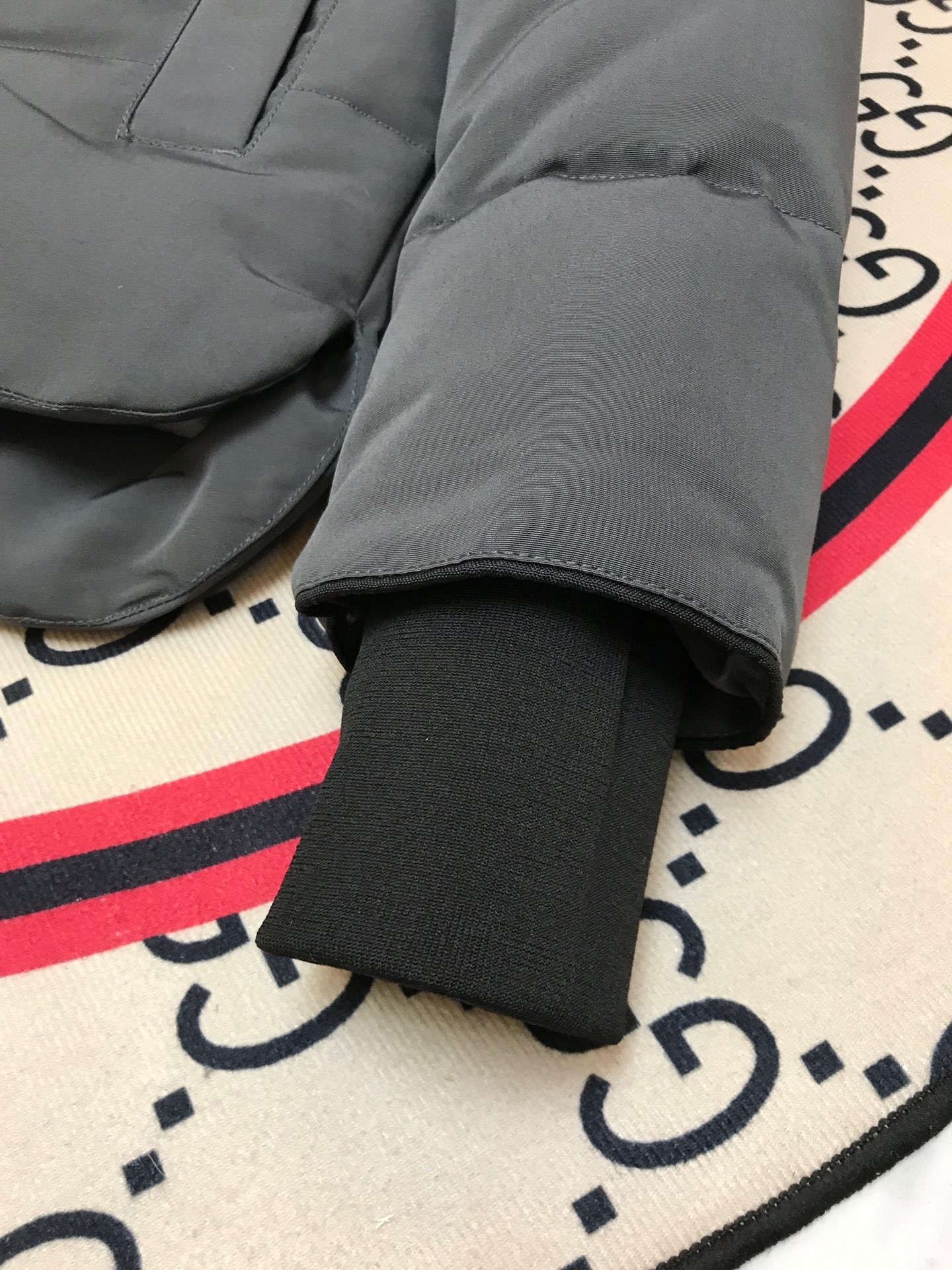 艾宝品质💰(260)顶级
 🇨🇦Canada Goose“”🇨🇦Millan派克大衣17款男女同款，短款无毛领，南北极科考队等都选择作为御寒装，羽绒服界的劳斯莱斯。
➖ 行业领先防伪芯片感应。
➖ 进口百灵达绣花机定制绣花标，最高级别超行业领先。
➖ 进口韩国21支涤棉混纺原厂面料，TC85防水涂层面料，放水防风且耐磨。
➖ 新国标80白鸭绒平均充绒520克.充绒量行业级领先。
➖ 100%尼龙lon里布双重双层封禁设计，防止跑绒，袖口无缝螺纹设计！
➖ 加拿大西部青狼毛领。
➖ 吉田YKK客供原厂定制电镀拉头，YKK双向可锁定拉链，紧实顺滑不掉漆。
➖ 3M复合魔术贴经久耐用，辅料五金全部拆版定做。
注:我们文案只有简单明了，与其想看吹嘘文案不如拿样对比了解。
只为最纯粹的，最专注·最专业·最高品质·最高性！