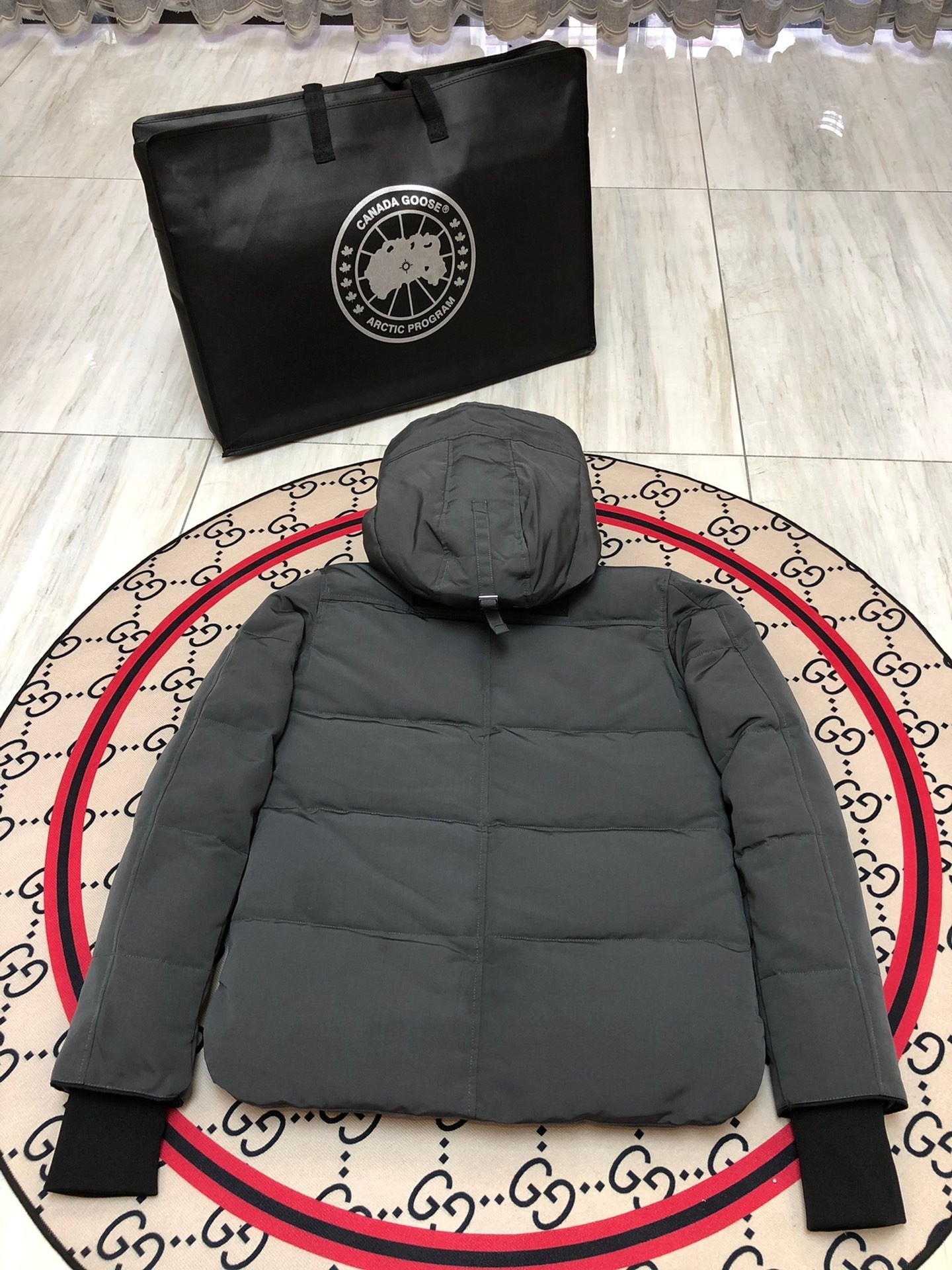 艾宝品质💰(260)顶级
 🇨🇦Canada Goose“”🇨🇦Millan派克大衣17款男女同款，短款无毛领，南北极科考队等都选择作为御寒装，羽绒服界的劳斯莱斯。
➖ 行业领先防伪芯片感应。
➖ 进口百灵达绣花机定制绣花标，最高级别超行业领先。
➖ 进口韩国21支涤棉混纺原厂面料，TC85防水涂层面料，放水防风且耐磨。
➖ 新国标80白鸭绒平均充绒520克.充绒量行业级领先。
➖ 100%尼龙lon里布双重双层封禁设计，防止跑绒，袖口无缝螺纹设计！
➖ 加拿大西部青狼毛领。
➖ 吉田YKK客供原厂定制电镀拉头，YKK双向可锁定拉链，紧实顺滑不掉漆。
➖ 3M复合魔术贴经久耐用，辅料五金全部拆版定做。
注:我们文案只有简单明了，与其想看吹嘘文案不如拿样对比了解。
只为最纯粹的，最专注·最专业·最高品质·最高性！