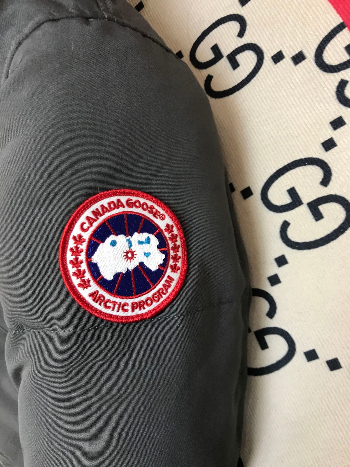 艾宝品质💰(260)顶级
 🇨🇦Canada Goose“”🇨🇦Millan派克大衣17款男女同款，短款无毛领，南北极科考队等都选择作为御寒装，羽绒服界的劳斯莱斯。
➖ 行业领先防伪芯片感应。
➖ 进口百灵达绣花机定制绣花标，最高级别超行业领先。
➖ 进口韩国21支涤棉混纺原厂面料，TC85防水涂层面料，放水防风且耐磨。
➖ 新国标80白鸭绒平均充绒520克.充绒量行业级领先。
➖ 100%尼龙lon里布双重双层封禁设计，防止跑绒，袖口无缝螺纹设计！
➖ 加拿大西部青狼毛领。
➖ 吉田YKK客供原厂定制电镀拉头，YKK双向可锁定拉链，紧实顺滑不掉漆。
➖ 3M复合魔术贴经久耐用，辅料五金全部拆版定做。
注:我们文案只有简单明了，与其想看吹嘘文案不如拿样对比了解。
只为最纯粹的，最专注·最专业·最高品质·最高性！