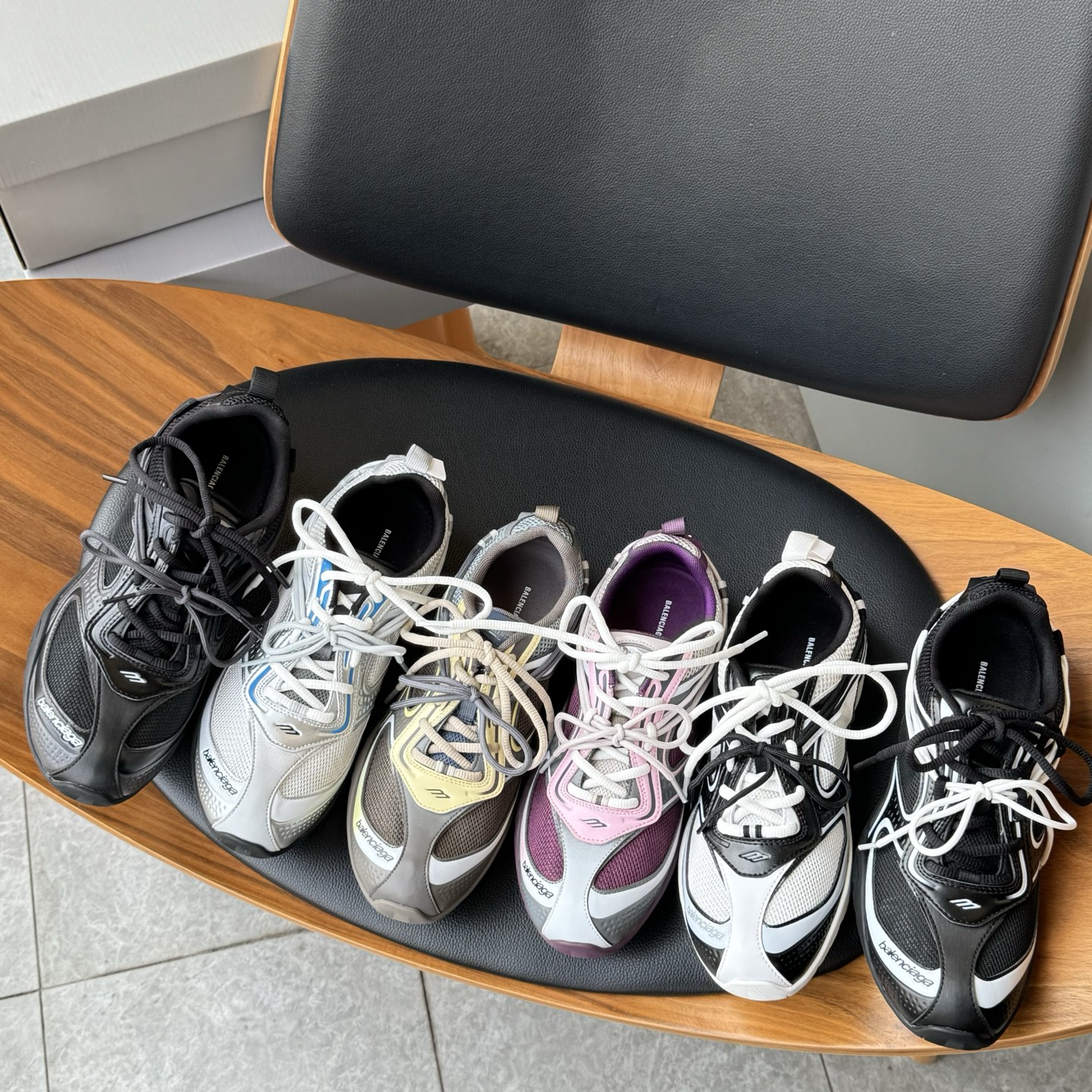 NO:898189,Who knows!  Balenciaga's pair of RADAR series sports shoes directly understands the 'retro functional style'. Pre-order the most fashionable sports shoes of the year!  Balenciaga's pair of RADAR is really good for lazy people. It's light enough to put no burden on the feet. The mesh upper is not stuffy when worn in summer. The double shoelace design is very personalized. The multi-color models are easy to see!  You can wear it with jeans, sweatpants, and overalls to create different styles. It is comfortable and versatile, and even lazy people can easily achieve street coolness ~ Balenciaga's pair of RADAR has the 'futuristic feel' directly welded to the feet!  The retro sports silhouette made of mesh + splicing materials has neat lines and a sense of Y2K functionality. The multi-color gradient design is completely non-contrasting. It is as light as stepping on clouds. The non-slip rubber outsole combines comfort and style. It has a street coolness when paired with overalls and wide-leg pants. It is a must-have for fashionistas!  The detail party fell directly!  This pair of Balenciaga RADAR is really getting more and more impressive the more you look at it. The upper is made of breathable mesh + polyurethane material. It has the lightness and breathability of mesh and the stiff texture of polyurethane. The lines are neat and futuristic. Different colors also add gradient line design, which directly brings out the retro Y2K atmosphere.  The iconic double shoelace system is paired with smooth line cutting on the side of the shoe. The brand imprint on the toe is low-key and recognizable. The pull-loop design on the heel takes into account both practicality and style when putting on and taking off the shoe. The lightweight shoe body is paired with a non-slip and wear-resistant rubber outsole. It is as light as stepping on a cloud. It does not feel stuffy or taxing on your feet even after walking for a long time. It can be easily held during daily commuting, going out on the street, and short trips.  Whether it’s the black/white basic model that’s cool and versatile, or the silver/pink/gradient model that’s individual and eye-catching, it can be perfectly matched with overalls, wide-leg pants, sweatpants or even short skirts. It’s easy to wear your unique street coolness. This trend is worth it with your eyes closed!  Size 35-39 40-44,,balenciaga,sneakers,skirts,jeans19860909谁懂啊！Balenciaga 这双RADAR系列运动鞋,直接把「复古机能风」玩明白了. 年度最潮运动鞋预定！Balenciaga这双RADAR真的太懂懒人了 上脚轻到没负担,网眼鞋面夏天穿也不闷脚,双鞋带设计超有个性,多色款都好看到纠结！ 搭牛仔裤、运动裤、工装裤都能穿出不一样的风格,舒服又百搭,懒人也能轻松拿捏街头潮酷感~ Balenciaga 这双RADAR直接把「未来感」焊在脚上了！ 网眼+拼接材质打造的复古运动廓形,线条利落又自带Y2K机能感,多色渐变设计完全不撞款. 上脚轻到像踩云,防滑橡胶大底兼顾舒适和造型感,搭配工装裤、阔腿裤都自带街头酷感,潮人必备！ 细节党直接沦陷！这双Balenciaga RADAR真的越看越上头 鞋面采用透气网眼布+聚氨酯材质拼接打造,既有网眼的轻盈透气,又有聚氨酯的硬挺质感,线条利落又自带未来感,不同配色还加入了渐变线条设计,复古Y2K氛围直接拉满. 结构标志性的双鞋带系统,搭配鞋侧流畅的线条切割,鞋头的品牌压印低调又有辨识度,鞋后跟的提拉环设计兼顾了穿脱的实用性和造型感. 脚感轻量化的鞋身搭配防滑耐磨的橡胶大底,上脚轻到像踩在云朵上,久走也完全不闷脚、不费脚,日常通勤、出街、短途出游都能轻松hold住. 不管是黑/白基础款的酷飒百搭,还是银/粉/渐变款的个性吸睛,都能完美适配工装裤、阔腿裤、运动裤甚至短裙,轻松穿出独属于你的街头潮酷感,这波闭眼入不亏！ 码数35-39 40-44码,,balenciaga,sneakers,skirts,jeans,Men's shoes