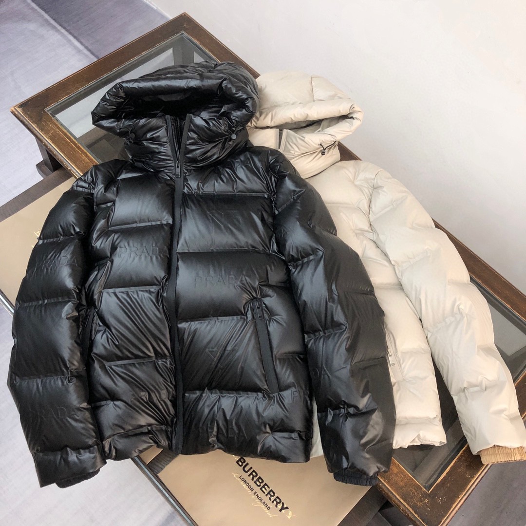 主推款🔥🔥PRADA 普拉达 2025秋冬最新独家定制款羽绒服!!衣身刻满品牌独特字母logo设计😎甄选