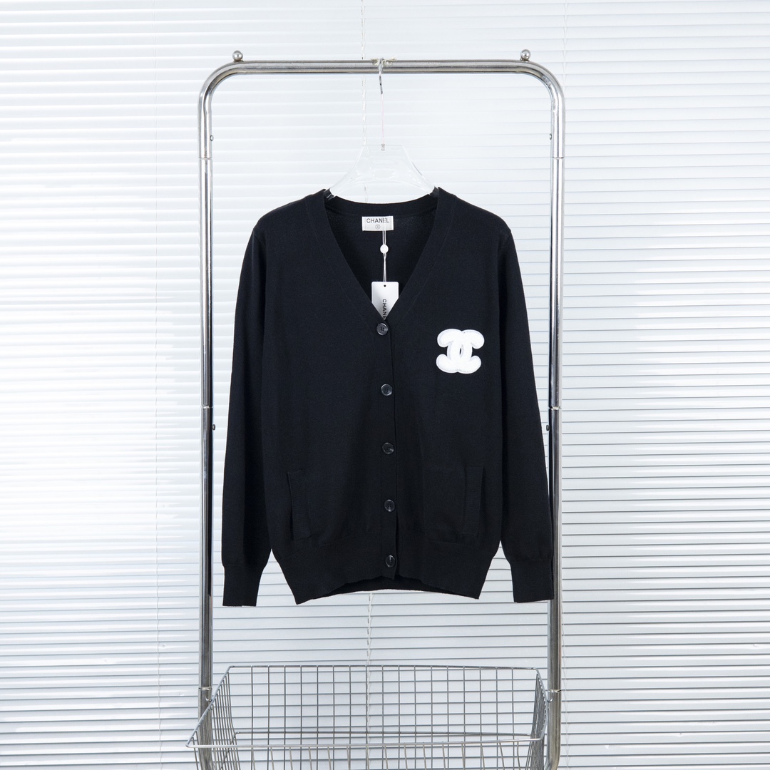 Chanel’s New Autumn Towels and Knit Jackets Collection: Classic Comfort in Black