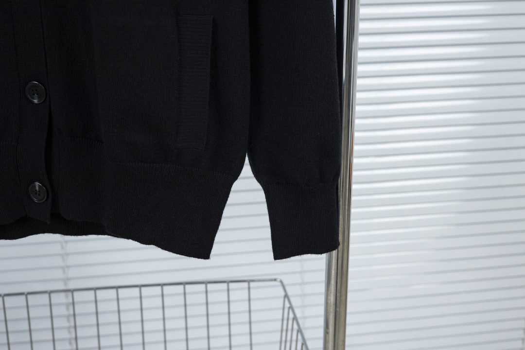 Chanel’s New Autumn Towels and Knit Jackets Collection: Classic Comfort in Black - 图片 6