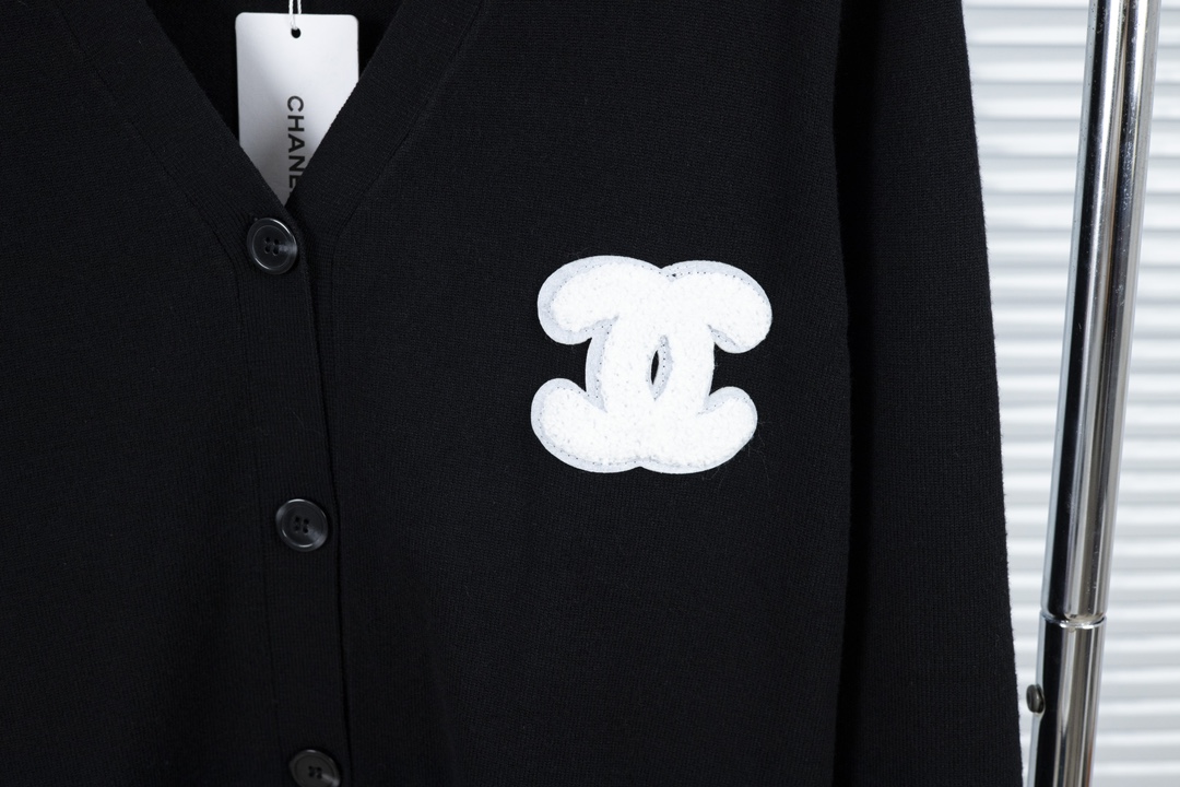 Chanel’s New Autumn Towels and Knit Jackets Collection: Classic Comfort in Black - 图片 5