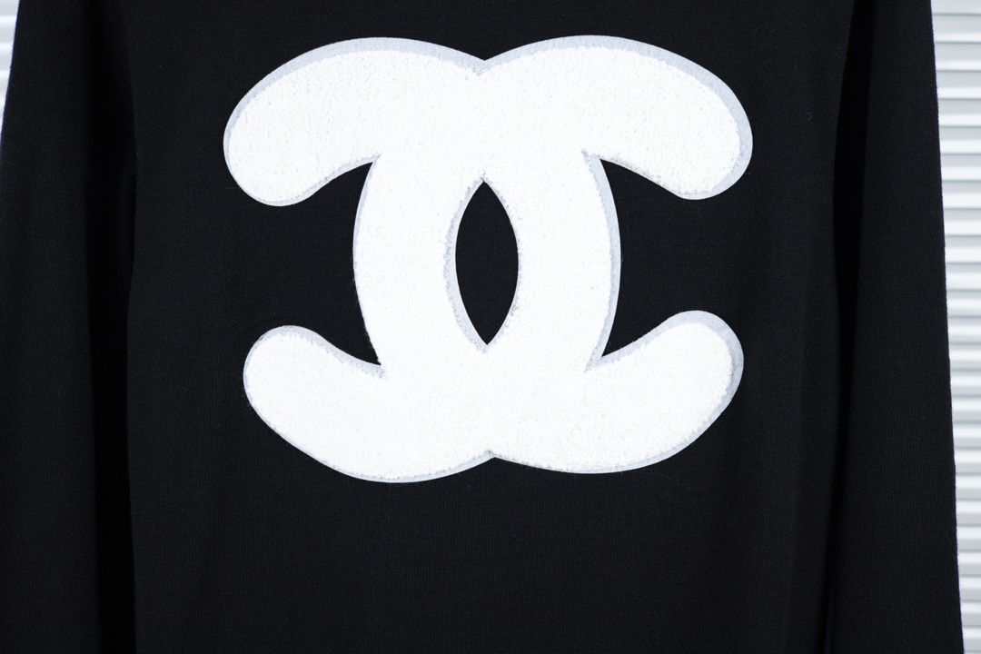 Chanel’s New Autumn Towels and Knit Jackets Collection: Classic Comfort in Black - 图片 8