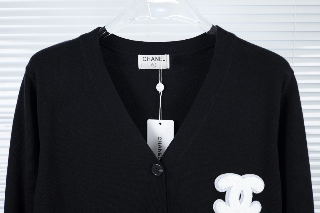 Chanel’s New Autumn Towels and Knit Jackets Collection: Classic Comfort in Black - 图片 4