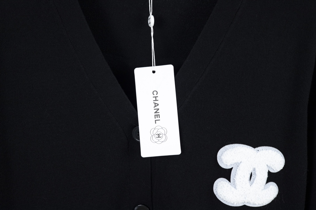 Chanel’s New Autumn Towels and Knit Jackets Collection: Classic Comfort in Black - 图片 3