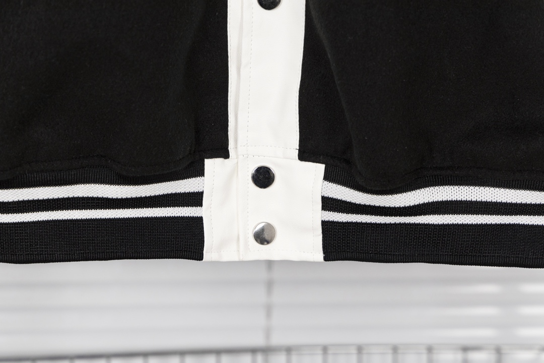 GIVENCHY’s High-Quality Leather Suit with Imported Tweeds, Black and White. - 图片 9