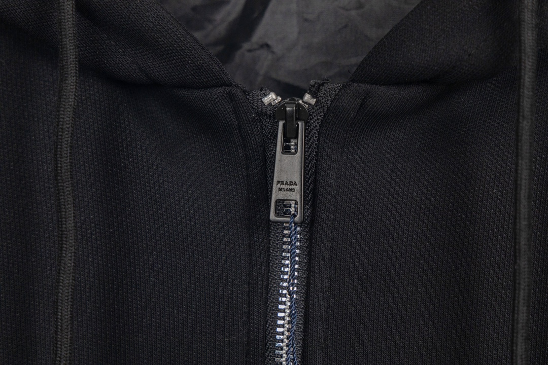Prada Hooded Coat with Triangular Label: Original Design and Fur Technology, Unisex, Black, S-XL - 图片 5