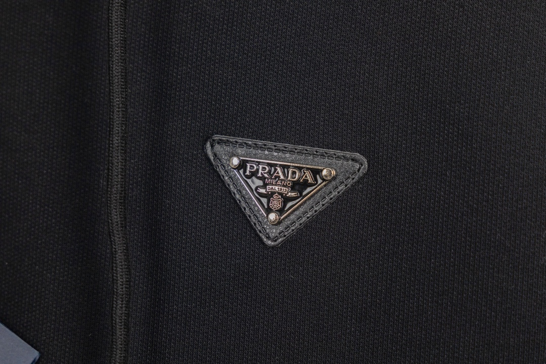Prada Hooded Coat with Triangular Label: Original Design and Fur Technology, Unisex, Black, S-XL - 图片 6
