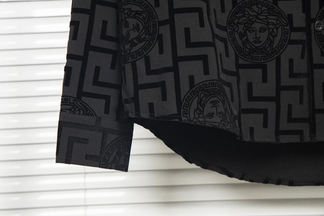 Versace 2024s Lock Shirt: Cotton-Silk Blend with Classic Grid Line, Fashionable Design. - 图片 6