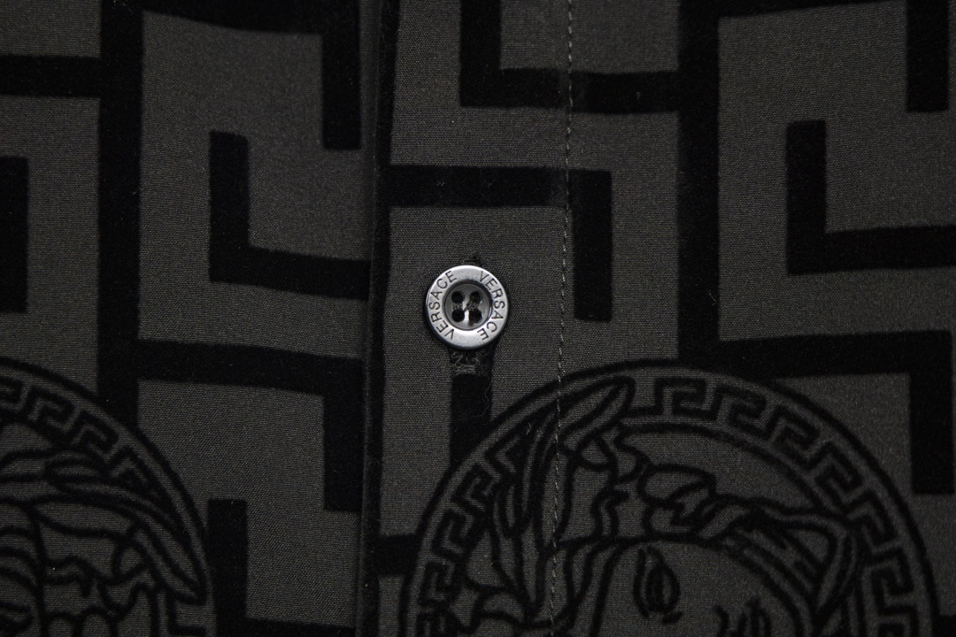 Versace 2024s Lock Shirt: Cotton-Silk Blend with Classic Grid Line, Fashionable Design. - 图片 9