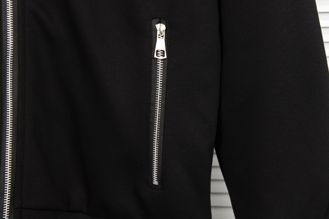 Prada’s Innovative Luxury Hat Tunnel Coat with Original Fur Technology - 图片 8