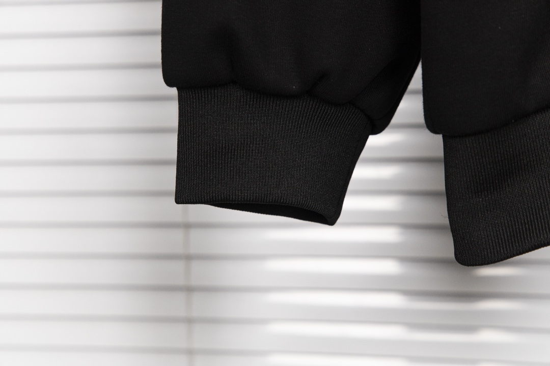 Prada’s Innovative Luxury Hat Tunnel Coat with Original Fur Technology - 图片 9