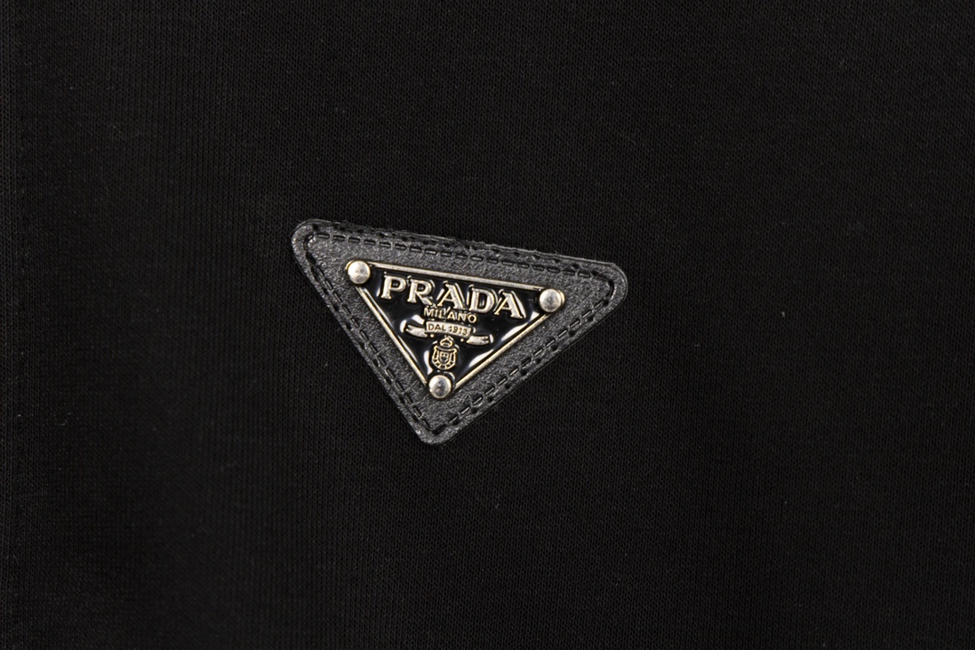 Prada’s Innovative Luxury Hat Tunnel Coat with Original Fur Technology - 图片 6