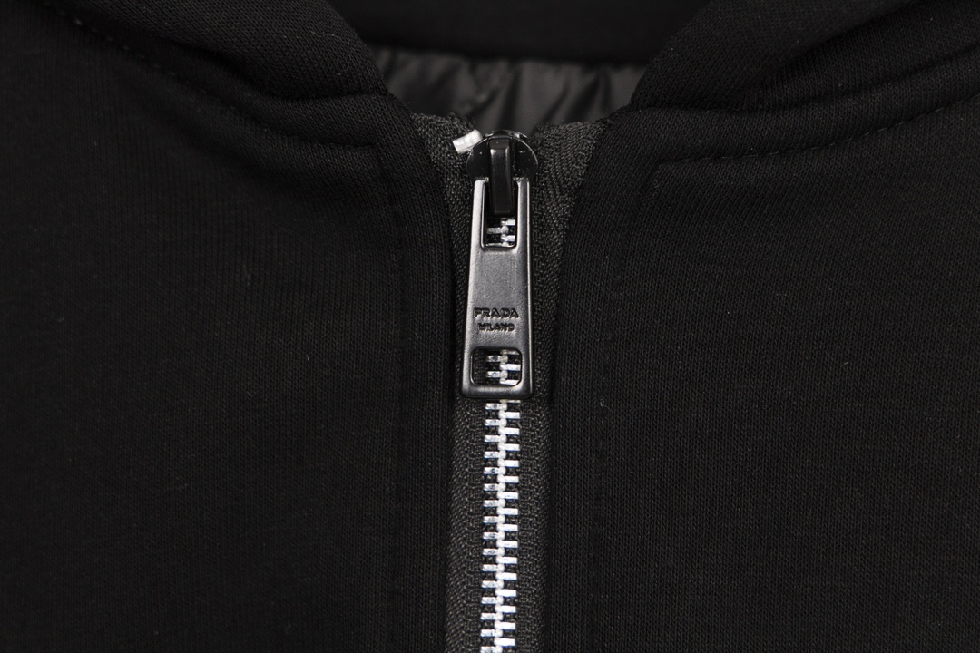 Prada’s Innovative Luxury Hat Tunnel Coat with Original Fur Technology - 图片 5